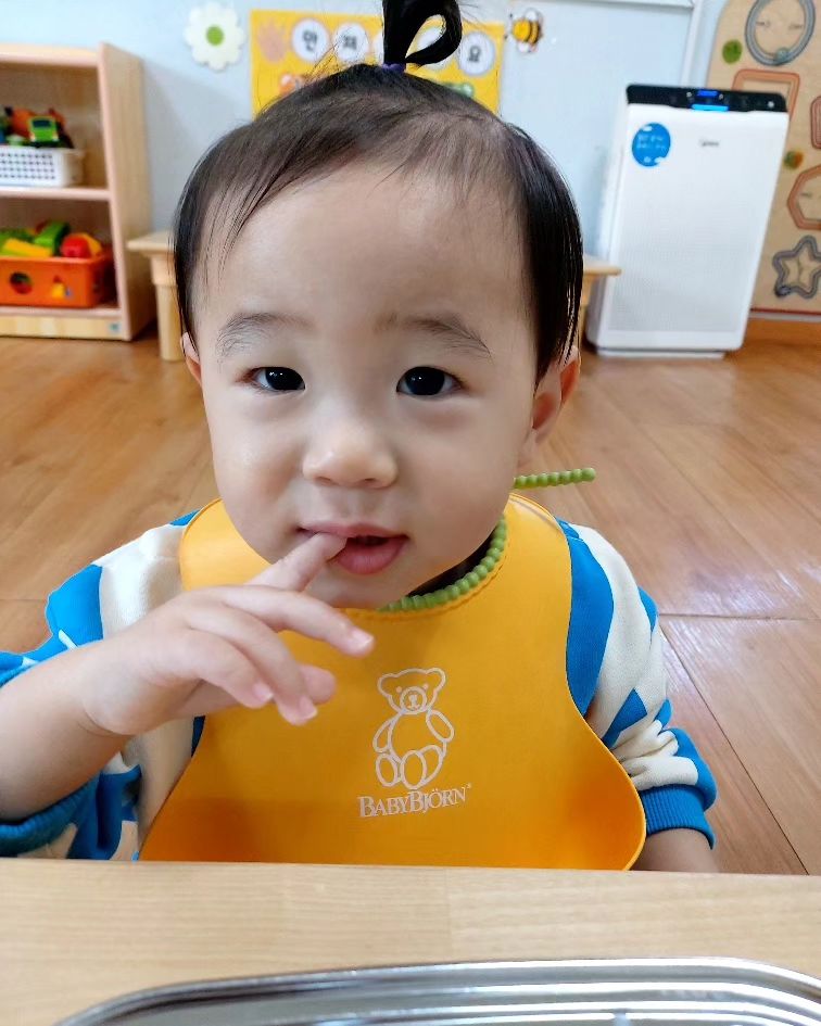 맘마주떼여😘😘
먹는건 다좋아하던 시절
약도 잘먹지슈. 
영양제도 양병에주면 더잘먹구,
#쫍쫍 먹을까? 하면 아직도 좋아함 ㅋㅋ

#달달