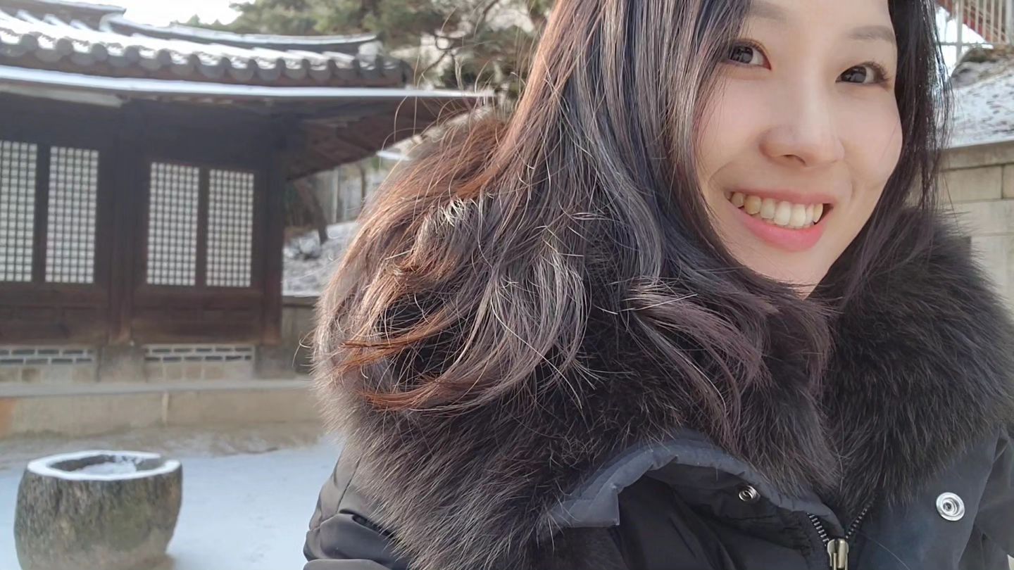 춥지만 행복한 겨울 조각들.

내일부터 휴가라,
출근룩은 내년부터 다시 올려봐야겠어요. ㅎㅎ

추워서 요즘 롱패딩에 파묻혀 살았는데,
지퍼가 고장나서 지금 비상입니다.

연말이라 수선이 빨리 될지 모르겠네요. ㅠㅠ
그 전까지 부디 너무 추워지지 않길.