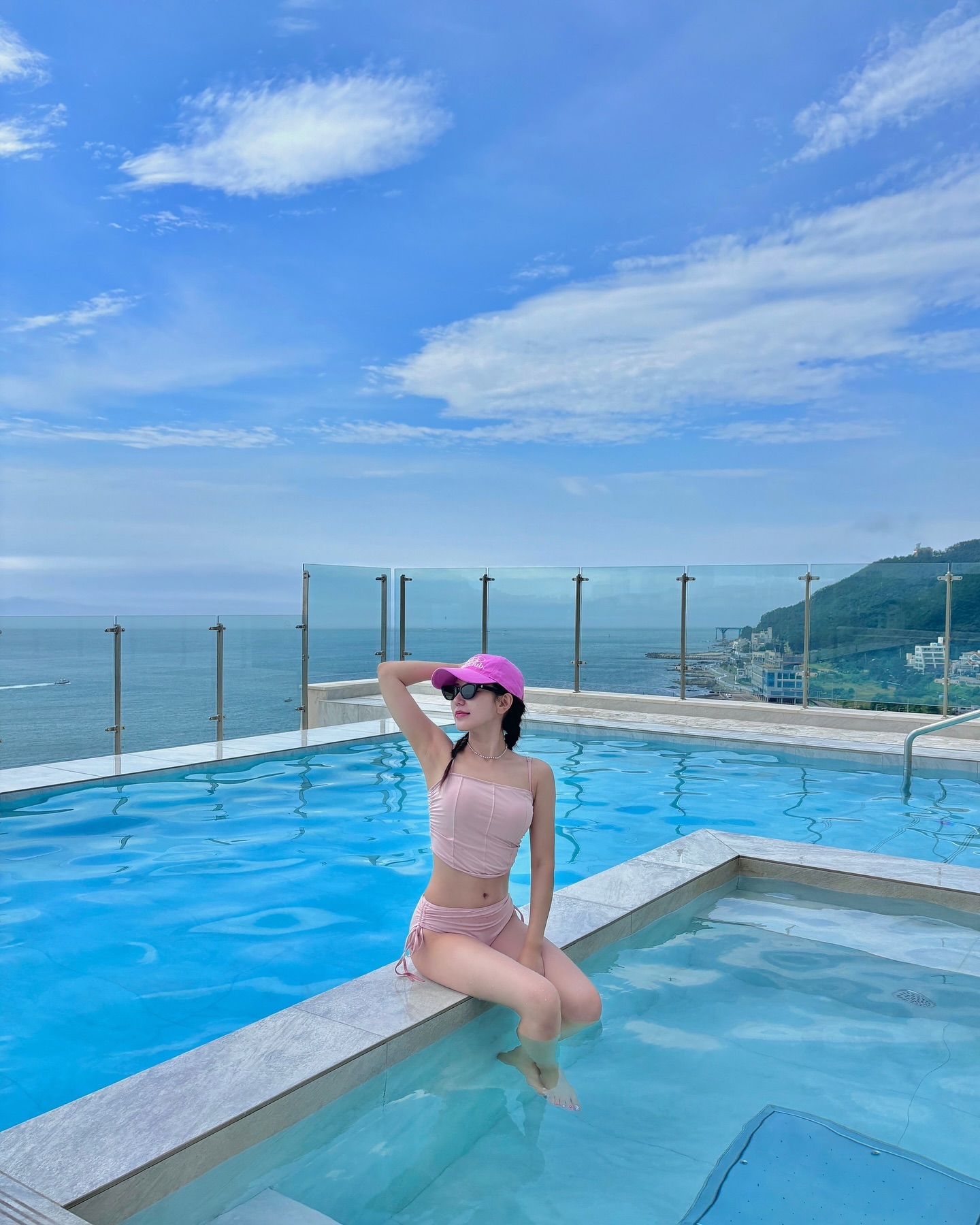 weekend away😎💯

- 오전 10시 풀파티 개장
- 해변에서 배깔고 빈둥거리기
- 남는건 웨이팅 시간과 사진이야
- 우당탕탕 고등어횟집
- 그림같은 밤바다 윤슬