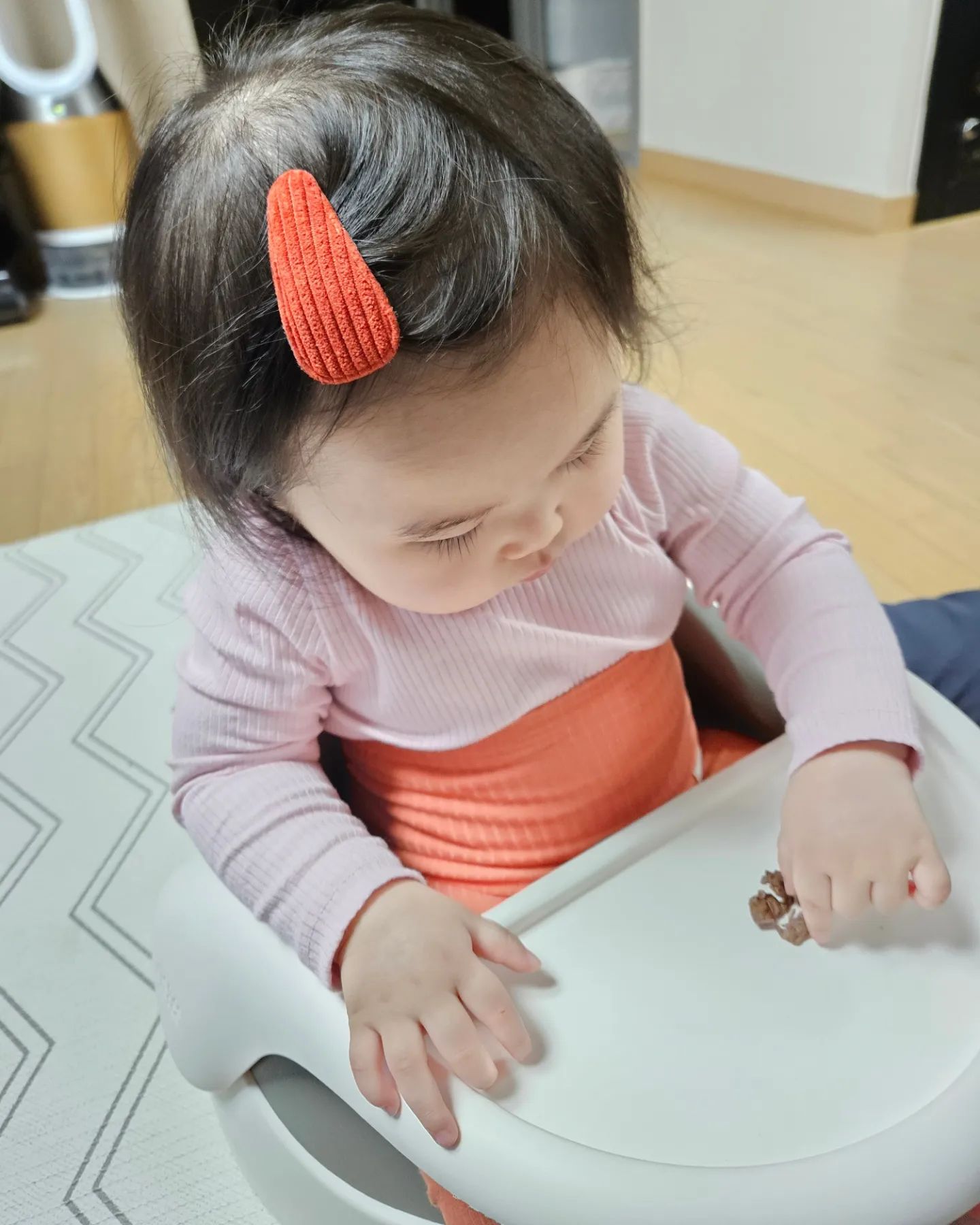 👶🏻24.02.11👶🏻
할미가 구워주는 안심🐂 느므 마딛다 옴뇸뇸

할비 금고 열어보려고 시도중인 백다니 열면 엄마 불러~😏

이모랑 아이패드로 그림도 그리고 사진도 찍고

할미가 동생 어부바 하니까 동생 나오고 나 어부바해주라는 백다니

다니한테 감기 쎄게 옮았능데 약도 못먹고 버틴 딸래미 엄마밥 먹고 푹 쉬는즁🥹😭🥹😭 언니랑 엄마는 나보다도 다니랑 잘놀아줌 친정은 정말 사-랑-💕🫶🏻

✔️405days