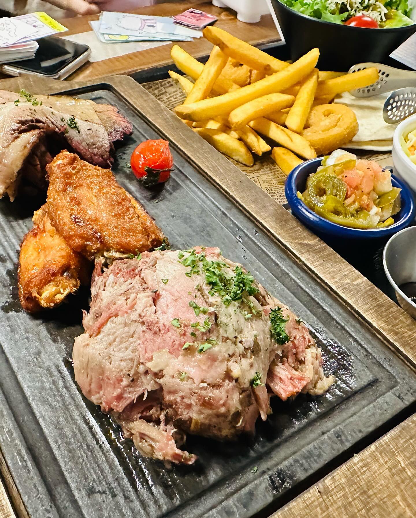 #협찬
아이들 개학전 주말에 팔공산 드라이브 갔다가 들렸던 #대구동구팔공산맛집

✔️2인 텍사스플래터 54,000
소고기, 닭고기, 돼고기 종류별로 한번에 먹을 수 있는 바베큐 메뉴
또띠아에 싸 먹는 재미가 두배

✔️김치차돌필라프 16,000원
매콤한 김치 필라프가 차돌을 만나 고소해지고 크림소스를 만나 부드러워진 맛

✔️차돌크림 파스타 18,000원
고소한 크림파스타지만 맵기 조절이 가능해 누구나 좋아하는 맛!
차돌이 들어가 있어서 깊은 풍미를 느낄 수 있음 

✔️후식은 장작에 마시멜로 구워먹기

✔️1월 31일 대구 mbc 시시각각에 방송출연한 맛집

✔️최근 밀키트 출시로 집에서나 캠핑에서도 맛볼 수 있다는 희소식

🍗모닥 텍사스바베큐 팔공산점
대구 동구 팔공산로 290
영업시간 오전 11시 - 오후 10시 
브레이크 타임 3시- 4시 30분
주말 브레이크 타임 없음 
매주 월요일 휴무
주차장 있음, 베이비체어 있음 

#팔공산애견동반식당
#팔공산맛집 
#팔공산반려견동반식당 
#팔공산바베큐맛집