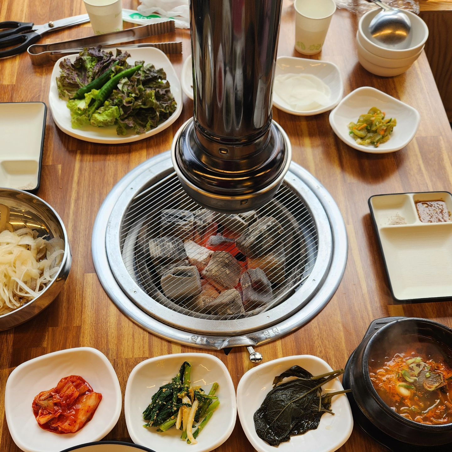 #협찬  프리미엄 한우정육식당 하누엔
꽃갈비살 한우투픟
숯불에 살짝 구워 먹으니
정말 꿀맛입니다.

입안에서 부드럽게 품어지는 육즙과 한우의 풍미
정말 맛있네요.

상차림비 1인당 4천원인데요.
반찬들이 한결같이 정갈하고 신선하고 단백하면서 맛있어요.
해장국 서비스로 나온거랑 밥한공기 뚝딱 
다 맛있어서 맘에 드네요!!

원주 고기회식할 땐 앞으로 하누엔으로 
딱 정했어요!!
 #원주한우#강원한우#강원도한우#원주소고기#강원도소고기#원주소고기맛집#원주중앙동맛집#태장동맛집#태장동외식#태장동회식#원주외식#원주회식#원주한우맛집#강원한우맛집#하누엔