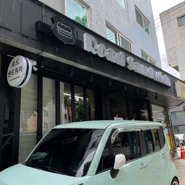 정수영 on Instagram: "#광고 #로드샌드위치 #바게트샌드위치 #강동구샌드위치 #샌드위치 #샌드위치맛집 #분위기깡패 오늘은 샌드위치 맛집이 있는 곳에 갔습니다 이름은 "로드 샌드위치" 천호