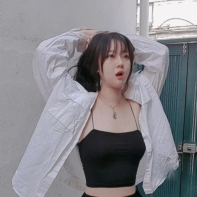정하늘 on Instagram: "#광고 서울와서 씬나고 크롭나시 입고 씬나고💞 쫀쫀하고 편한 나시라서 입은듯 안입은듯해요 넘나 이쀼다구우우🙊🙈 안에 브라캡도 내장되있어서 이것만입으면 딱