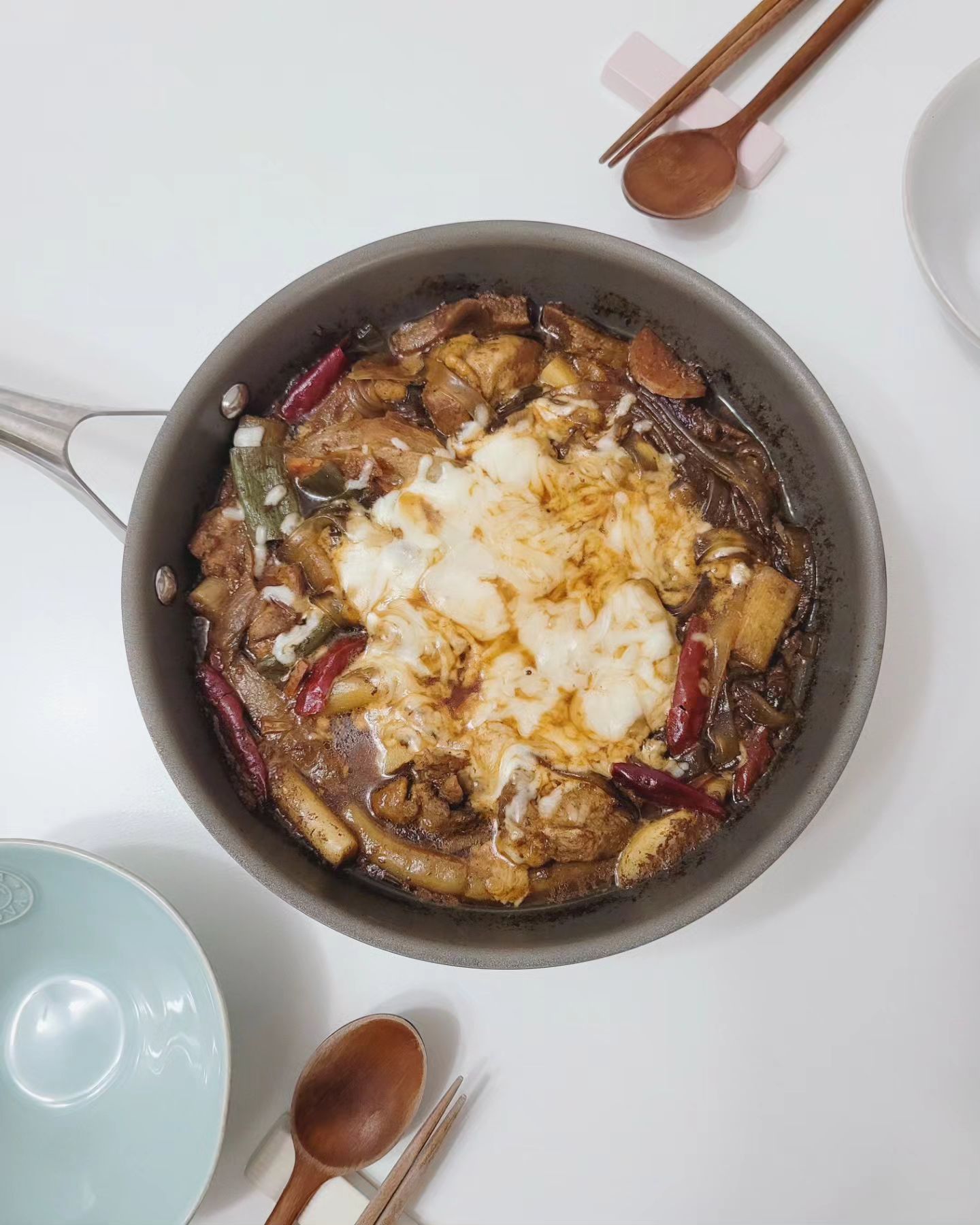 #협찬 
매콤 짭짤한 찜닭에 치즈올려서 호로록~ 마지막에 볶음밥으로 싹싹 비우는 밥도둑이네요😋

도톰한 당면이랑 떡볶이떡이 들어있어 그냥 먹어도 좋은데 전 감자 추가해서 더 푸짐하게 먹었어요🙂

13년 동안 대형 쇼핑몰과 백화점에서 사랑받아온 #홍수계찜닭 을 집에서 #찜닭밀키트 로 즐길 수 있어서 너무 좋아요. 

홍수계만의 특제소스로 만들어 맛도 좋은데 만들기도 진짜 편하더라구요! 

오프라인 매장이 아직도 성업중이라 13년 매장맛 그대로 집에서도 맛있는 #순살찜닭 먹을 수 있으니 꼭 드셔보세요~😍👍

hongsugye_homecook

#디너의여왕 #캠핑밀키트 #홍수계홈쿡 #캠핑요리 #간단요리 #찜닭 #홈파티메뉴