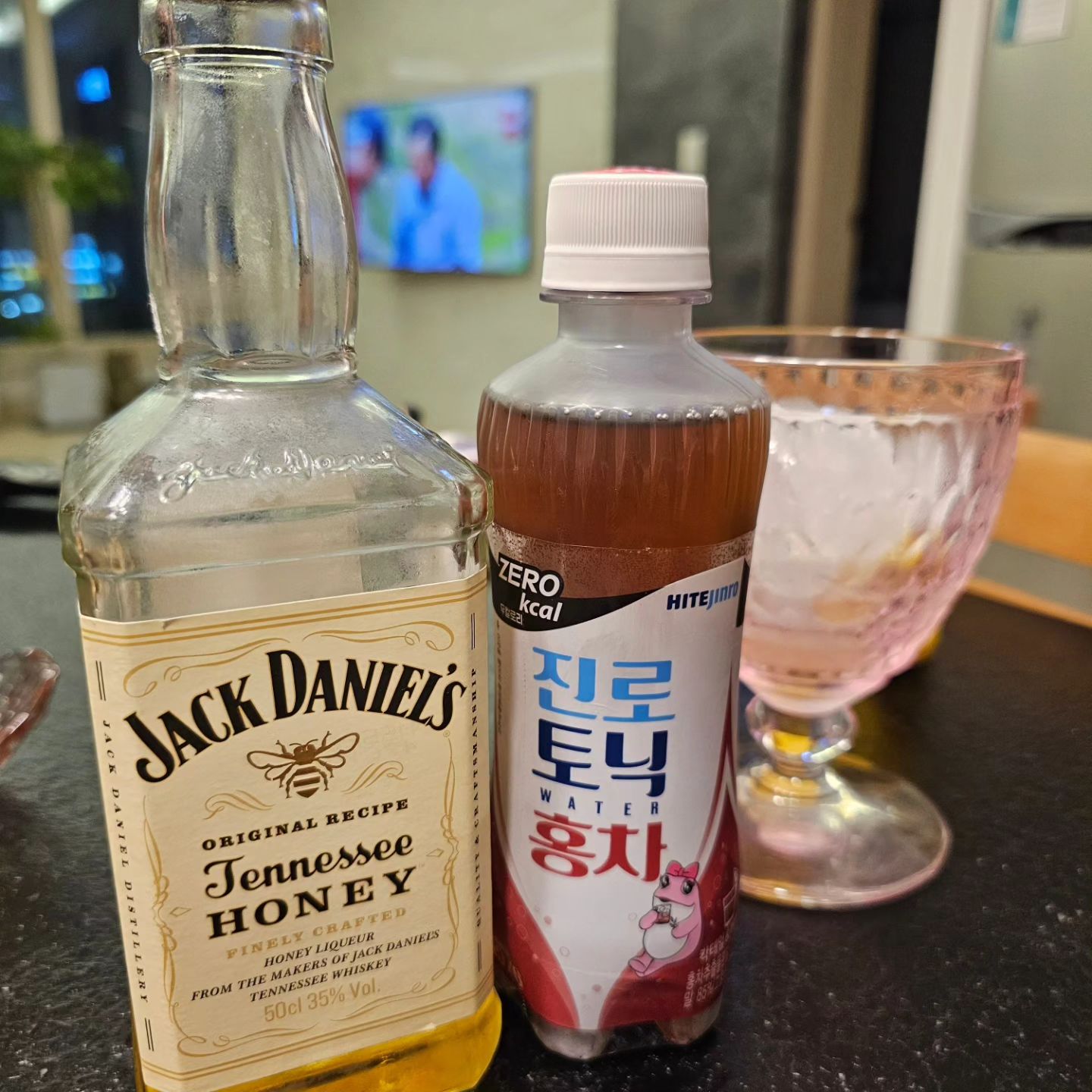 진로토닉홍차 얼그레이 하이볼만들기 딱이네요~
편의점 2+1 하길래 바로 구매했어요!!
제로칼로리라 부담없이 즐기기 좋아요^^
맛있다 요거요거♡

#진로토닉홍차 #얼그레이하이볼 
#산토리하이볼 #잭다니엘허니 
#하이볼만들기
