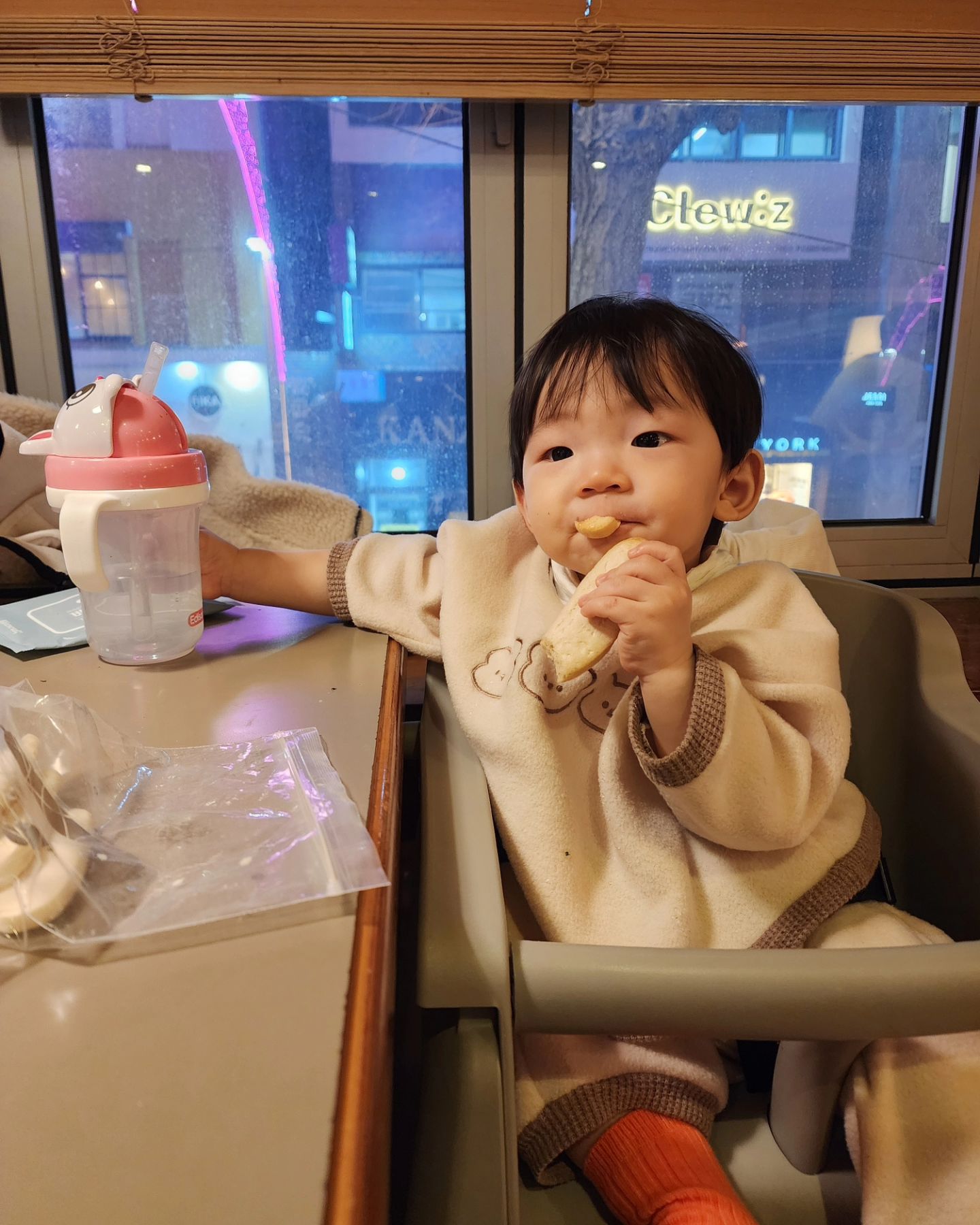 유찬이 6개월~9개월 이유식 할동안
의자를 미치도록 싫어해서 집에서 이유식할때면
돌아다니면서 먹이곤 했다
식당을 가도 당연히 의자에 앉길 싫어해 아기띠하고 있었다
어쩌다 부스터 의자를 앉혀봤고 구매까지 이어져서 지금은 집에서도 식당에서도 아기의자라는걸 쓸수있게 되었다 
현재 세번정도 식당의자 앉혀봤지만.비록 간식이 있어야하지만 모두 성공이다!!
식당에서 밥먹는게 이렇게 편할수가!!!!!
고마워 이유찬 ♡♡♡

#10개월아기 #육아 #육아맘소통 #육아일상 #육아소통 #아기모델 #이쁜아기 #아들바보 #0208오늘우리는 #성장기록 #설시작전마지막등원 #이재모피자 #아기옷추천