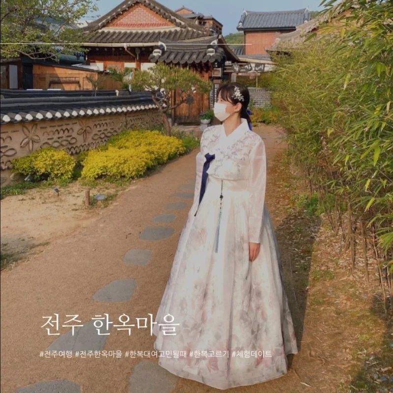 전주 한옥마을 다녀왔습니다.
작년 4월에 다녀왔는데 드디어 업로드ㅠㅠ
무작정 한복이 입고 싶어서 다녀온 전주 한옥마을 대만족입니다.
남녀 각각 20,000원으로 괜찮은 가격인 거 같아요.
거리 곳곳 한복 입으신 분들이 많아서 뭐랄까.. K코스프레 페스티벌 느낌?

#전주 #전주한옥마을 #이니오너라한복 #한복데이트 #이색데이트 #커플 #커플여행 #커플여행추천 #데이트코스 #전주여행 #Kgirl #kgirls #koreatrip #korean #koreangirl #koreangirlstyle