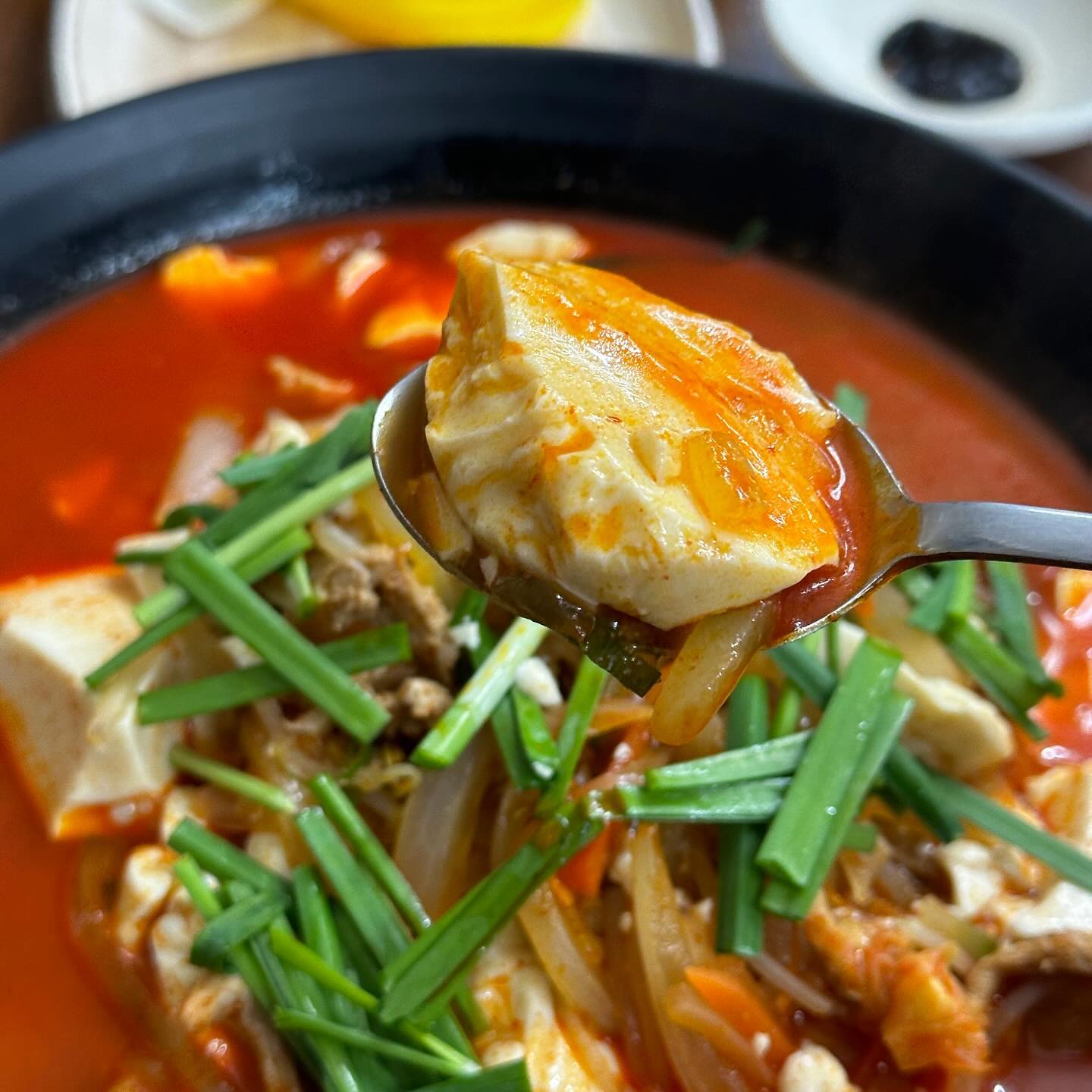 #순두부짬뽕
양평에서 큼지막한 간판보고
홀려서 들어갔습니다

추억에맛이라는 말도 있고
근데 칼칼하고 그냥 맛있는
짬뽕이네요!!

순두부랑 고기가 많아서
육향과 부드러움!!

#짬뽕의달인
#부추짬뽕 도 맛있네요
양도 많아서 오랫만에 살짝 남김

#먹스타 #맞팔#중국집
#양평#양평맛집#먹팔