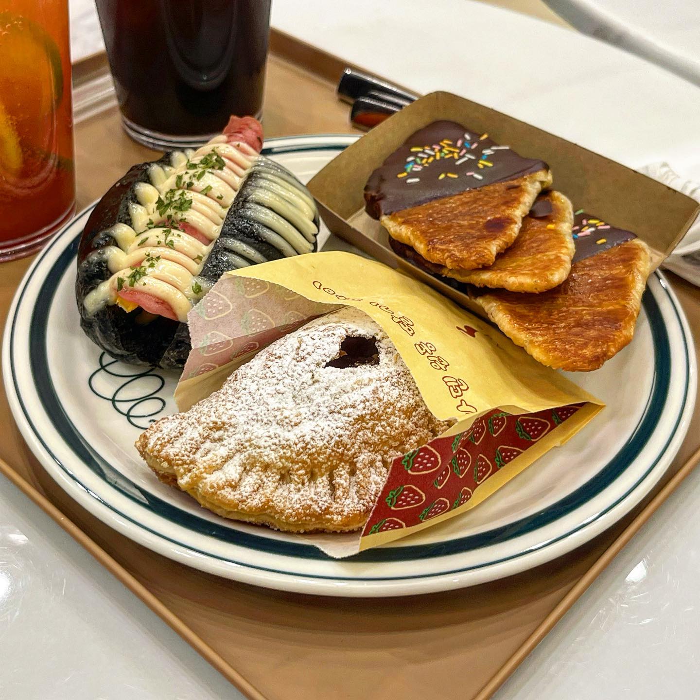 #협찬 #청주신상카페 #아덴블랑제리
완전 맛있는 빵과커피가 있는,
#청주카페 #아덴

🥐🍞🥪🍩
아덴블랑제리 포인트
✔️고소하고 시원한 커피
✔신선하고 다양한 빵
✔️완전 맛있는 딸기파이
✔️든든한 한끼 햄치즈소금빵
✔️아이들이 너무좋아하는 크룽지

저는 요 바삭한 원동 딸기 파이에빠져
조만간 다시 방문할 예정이에요✌️
바삭함+상큼함 미첫거든요🥹
완전 추천하는 빵맛도리 아덴! 
추천합니다 🫶

#청주베이커리카페 #크로플 #크로피 #율량동빵집 #율량동핫플 #율량동가볼만한카페 #빵집추천 #율량동카페 #아덴카페