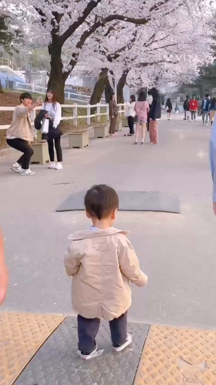 19개월 아기와 꽃구경🌸
재윤이의 두번째 봄
맘껏 보고 느끼게 해주고 싶었지만 현실은 😅

#벚꽃축제 #벚꽃 #벚꽃명소 #렛츠런파크 #렛츠런파크서울 #렛츠런파크벚꽃축제 #경마공원 #경마공원벚꽃축제 #19개월아기 #소띠아기 #아기와벚꽃🌸 #가만히좀있어줄래 #배재유니 #배재유니❤️