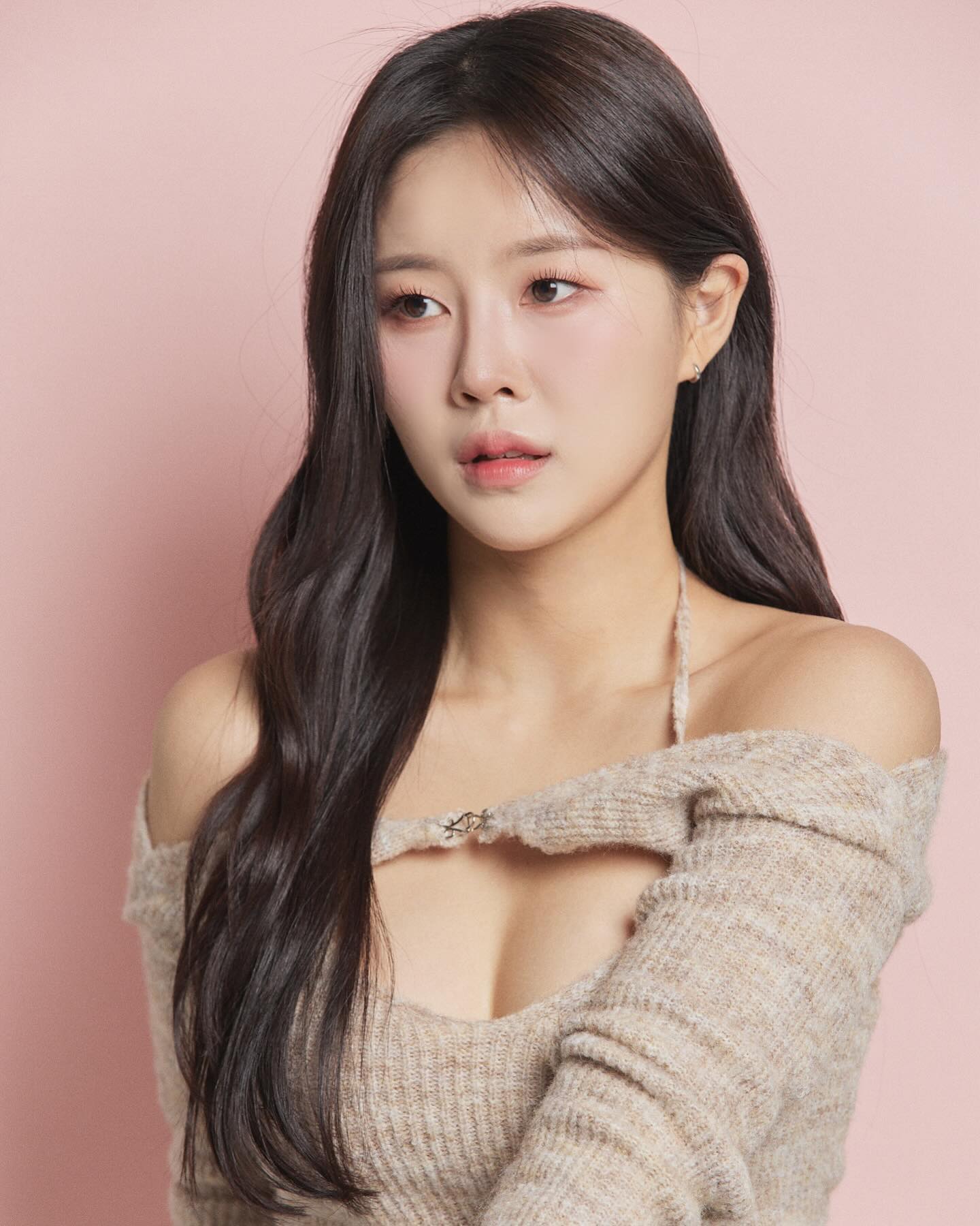 #goodbye2023

올해는 저에게 정말 선물같았던 해였어요💝

생각지도 못했던 마케터로 이직을 성공한게 가장 큰 것 같아요!
유튜브 기획PD라는 진짜 좋아하는 일을 하는 요즘 가장 행복해요.
특히 회사는 상상이상으로 좋은 사람들만 가득해서 더욱 즐겁답니다.

내년에는 더 열심히 다양한걸 해보려고 해요.
2024도 열심히 살아보자! 성공하자✨