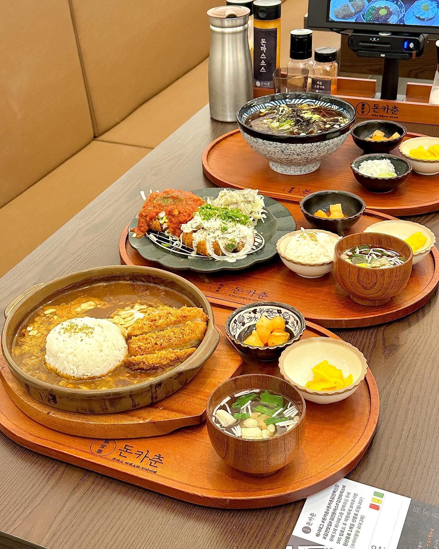 ⠀⠀⠀⠀
📍김천, 돈카춘
⠀- 매일 11:00-20:30 / 매주 일요일 휴무
⠀- 예약, 포장, 배달, 주차가능

내가 좋아하는 카레와 오빠가 좋아하는 돈가스까지
맛도리 한가득한 돈카춘 🫶🏻

✔︎ 매콤반 청양반
일반돈가스는 많이 먹어봐서 이걸로 시켜봤는데 완전 별미!
돈가스 위에 뿌려진 소스덕에 느끼하지않게 먹을 수 있었고
등심돈가스는 부드럽고 담백한게 존맛탱 ʚ◡̈ɞ

✔︎ 돈까스카레
진~한 일식카레에 돈까스 토핑이라니 🤎
매콤한 맛으로 했더니 기분좋은 얼얼한 느낌에
마늘후레이크는 토핑추가하고 싶을 정도 ㅋㅋㅋ!

✔︎ 살얼음 냉모밀
살얼음이 없어서 조큼 아쉬웠지만
매콤한 돈가스, 카레 먹다가 냉모밀 먹으면 극락😇

⠀⠀⠀⠀
#돈카춘#김천돈가스#김천데이트#김천맛집#김천돈까스#김천혁신도시맛집#김천핫플#먹스타그램#맛스타그램#윶잇냠_김천