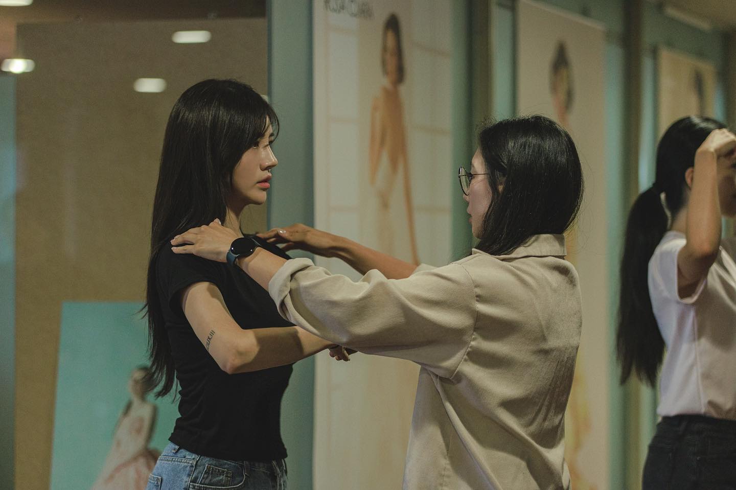 오늘 첫일정,
각자입을 한복을 확인하고,
각 팀입는한복과 팀원을 확인후워킹과 동선연습을 했어요!
아침부터 지휘해주시고 체크해주시는 
우리신현아대리님과 최숙헌선생님 든든합니다정말👍🏻

내일잘해내겠다라는 마음가짐으로 아침부터 다들 열정 뿜뿜!!
문화외교와서 설레고 맘껏 즐기는중🫶🏻 

️ ⚠️ 대한민국한복모델선발대회 는 해외수상혜택 항공,숙박,차량 모든게다 지원됩니다
정.부.초.청 이기때문이죠!
타대회 유사주의 ⚠️

————————————
일본 한복모델👭
janagil__ 
pak.s.m 
i_am_jy92 
luvvbom 
im_yeoony 

————————————
한복디자이너선생님
designer_hameunjeong 
korea_hanbok 

————————————
사진작가선생님
lim.junseong_ 
대한민국 한복모델 선발대회
korea_hanbokmodel 
jeong_samuel_