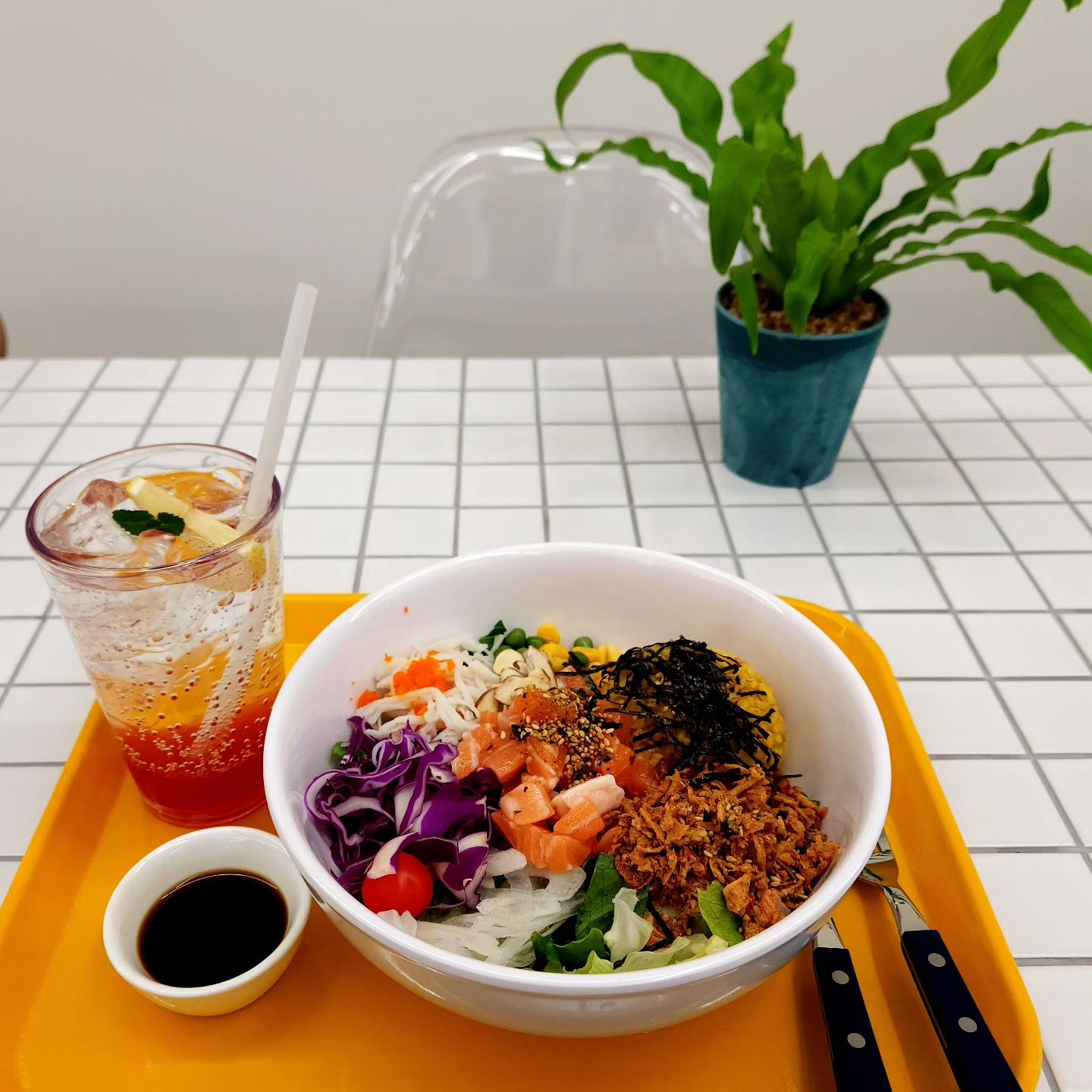 #협찬 🏃‍♀️매년 새해 목표는 #다이어트🏃‍♀️

스트레스는 조금만 받고, 
맛있고 건강한 음식들을 먹어보려구요🥕
.
#포케올데이동여의도점 은 회사에서도 가까워서 #내돈내산 자주하는 곳인데, 
이번엔 감사하게도 #협찬으로 다녀왔습니다🥹🫶
.
#들기름메밀면샐러드 (9,9-) (육회 추가+2,0-) + #abc주스 (4,5-)
▪️간장 베이스에 들기름으로 고소한 맛 제대로에요!
쭈꾸미🐙랑 육회🐮 토핑 중에 저는 육회 추가했어요. 
▪️들기름막국수 좋아하시는 분들은 무조건 좋아할 맛! 샐러드랑 육회, 메밀면의 조화가 좋았습니다. 

#연어포케 (11,9-+2,0-) + 자몽에이드(4,0-)
▪️재료가 신선하고, 구성도 다양해서 골고루 영양 섭취하기에 좋았어요. 연어는 말해뭐해 그쵸?
▪️게살 크래미와 후레이크도 식감이 일품이었습니다. 소스는 사장님 추천소스로!

▪️지하에 있어서 아직 많이 알려지지 않은 것 같은데, 일단 사장님 제가 진짜 자주 갈 예정입니다… 🤤🤤🤤❤️
▪️점심에 줄 안 서고 먹을 수 있길, 아니 줄 길어서 사장님 돈쭐나시길… 돈쭐나세요… 🤑🤑🤑🤑🤑

#협찬 #포케올데이 #pokeallday #동여의도샐러드 #동여의도샐러드맛집 #동여의도샐러드배달 #동여의도포케 #여의도역샐러드 #여의도역브런치 #여의도역맛집 #여의도역점심 #여의도역카페 #포케올데이동여의도점 #일상 #점심 #샐러드 #음식으로진심을말하다 #먹팔환영 #먹팔맞팔 #오늘뭐먹지 #먹스타그램 #맛스타그램 #일상 #food