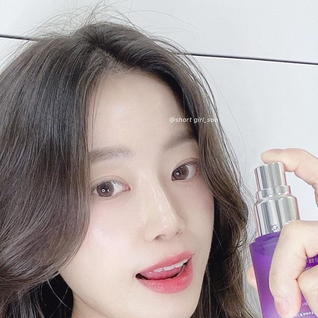  쑤🍑🐳 on Instagram: "#협찬 @efsolution_official 이에프솔루션 
🔮퍼밍앰플미스트

광채 도란?✨🫨 촉촉한🫧 피부착붙 흡수력도 미춋❕💟
정제수 아니구 자작나무 수액🌳💧 베이스라 그렁가❔
뿌리면 질질 물처럼 흘러내리능게 아니라 수분 흡수 쏙쏙❕
고농축 앰플 함유때무네 한 번만 뿌려도 보습력 지속 댑악❕

황금누에에서 추출한🔬 특화원료 골드세리신 성분은
단백질 덩어리❕아미노산 덩어리❕
피부에 단백질 챱챱 🟰 항산화, 주름, 미백, 피부톤 개선💯

파우치에 쏘옥 들어가능 사이즈👛 휴대성도 굿👍🏻
지금 29000원으로 할인하고 있을 때 쟁여야혀💜💜

#이에프솔루션 #앰플미스트 #수분미스트 #미스트추천템 #안개분사미스트 #보습 #보습미스트추천 #광채미스트 #안티에이징 #탄력관리 #주름미백 #퍼밍앰플미스트 #미스트추천 #촉촉한미스트 #보습미스트 #탄력케어 #안티에이징케어 #환절기피부관리#필수템 #일상템 #일상추천템"