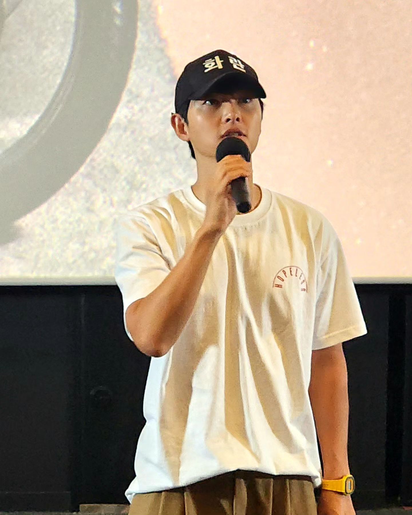 안녕하세요! 영화 리뷰쓰는 블로거 <황씨네> 입니다~
오늘은 2023년 10월 11일 개봉했던
영화 <화란>의 무대인사 사진 영상 늦게나마 올릴게요~^^

🎬 제목 : <화란>
🔴 등급 : 15세 관람가
🟡 장르 : 드라마
🔴 국가 : 대한민국
🟡 러닝타임 : 124분
🔴 배급 : 플러스엠 엔터테인먼트
🟡 감독 : 김창훈
🔴 주연 : 송중기, 홍사빈, 김형서
🟡 2023년 10월 11일 대개봉❗❗

#화란 #영화화란 #송중기 #홍사빈 #김형서 #10월11대개봉 

🔴줄거리 소개🔴

"지옥에서 벗어나기 위해 지옥이 되다"

지옥 같은 현실에서 벗어나고 싶은 소년 '연규'가 조직의 중간 보스 '치건'을 만나 위태로운 세계에 함께 하게 되며 펼쳐지는 이야기

이 작품은 제76회 칸 영화제의 주목할 만한 시선에 초청되었습니다.