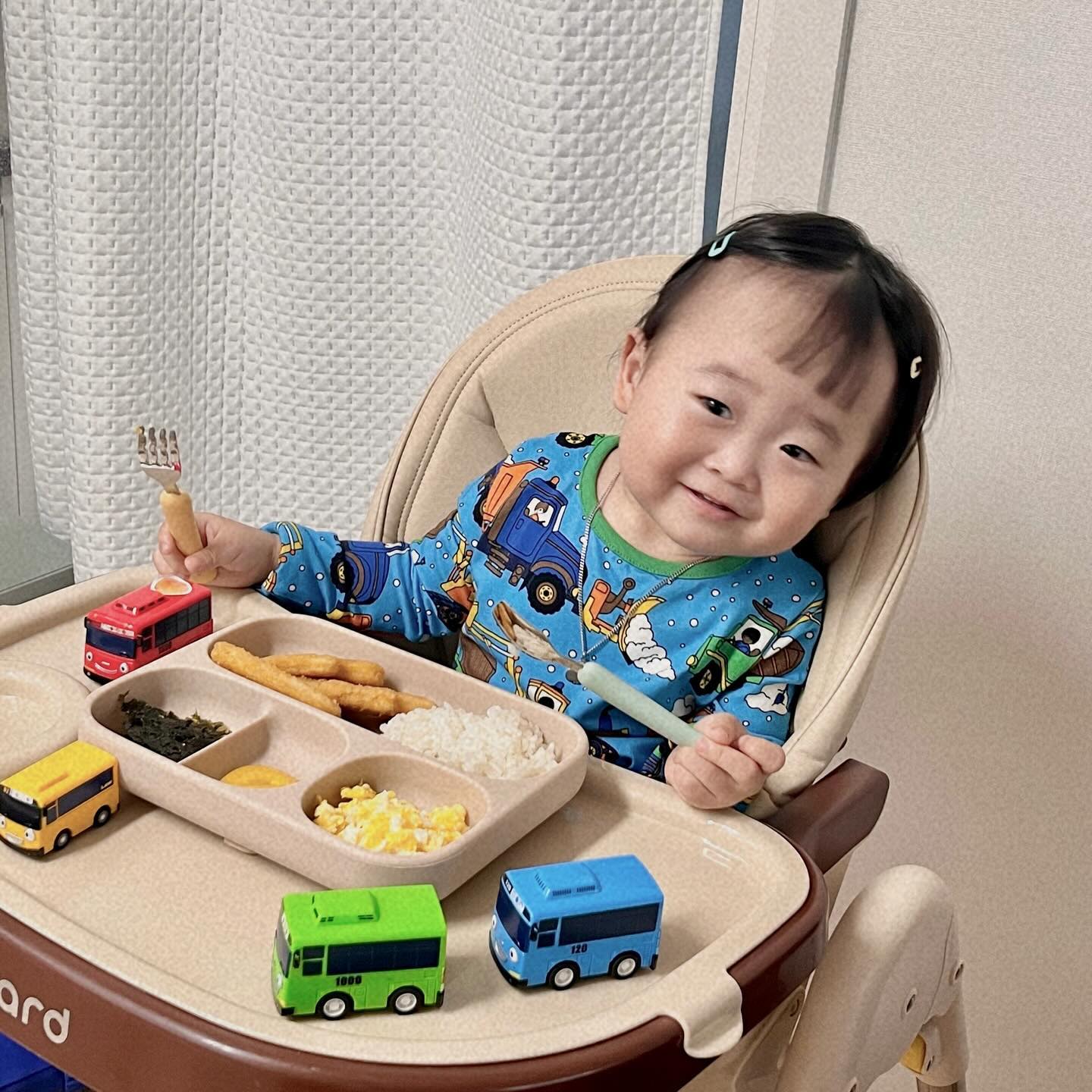 🏷️ 냠냠 🚌🚎🚑

첫 사회생활하면서 적응하느라
감기도 걸리구
입맛이 없어서 난생처음 밥태기 온 
우리차니 ㅠㅠ

의자에만 앉혀도 밥은 쳐다도 안보구
안먹는다구 하더니
타요모양 치킨너겟이 짜란 .ᐟ 

👶🏻: 우와 .ᐟ  맛있게따 🚌💛 
  차니, 오물오물 냠냠 할고야 :)

자동차러버 차니는 
자동차 모양이라서 너무 좋아하면서 한끼 뚝딱했어요 .ᐟ 

Thanks to iconix_family 

#꼬마버스타요 #치킨너겟