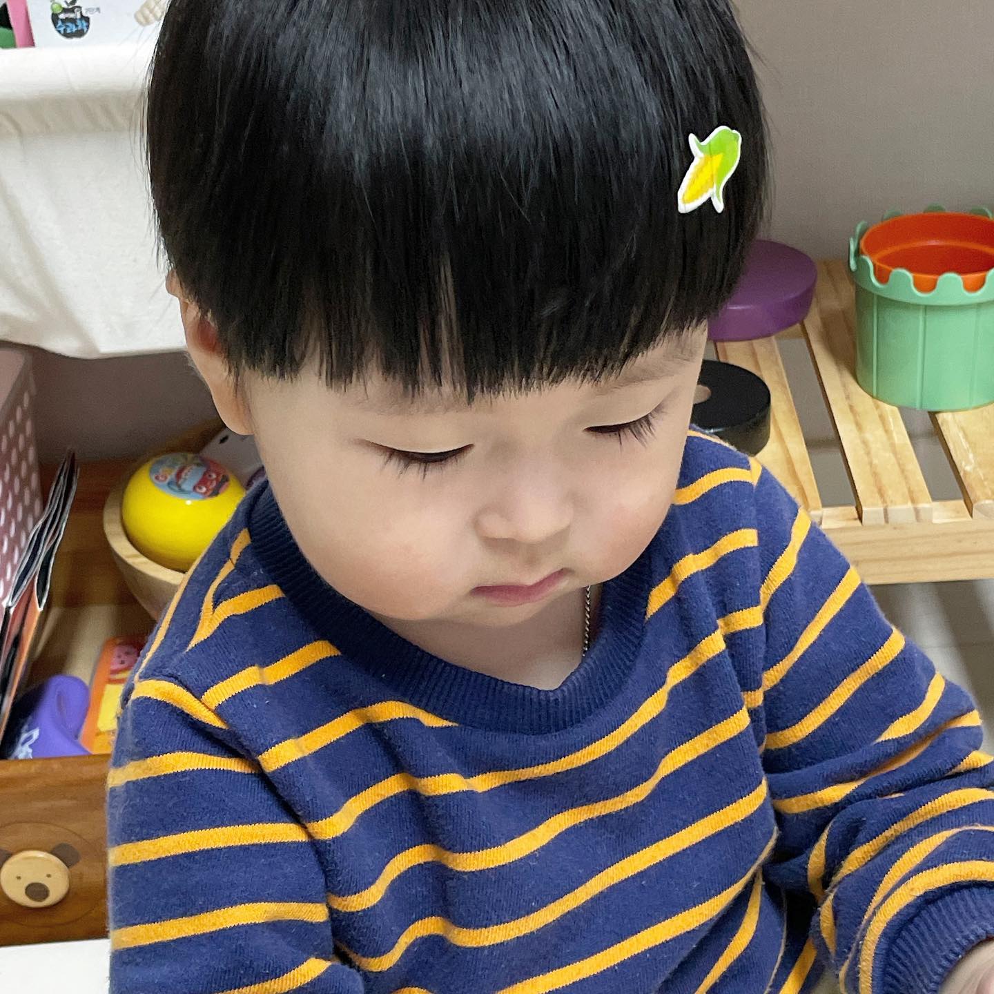 우리 옥수수밍구씨💕💕
.
.
 #아기랑놀아주기 #아기랑주말 #스티커놀이 #아기랑놀기 #집콕놀이 #집콕육아 #17개월아기 #등원룩 #등원룩코디 #어린이집등원룩 #어린이집룩 #남아코디