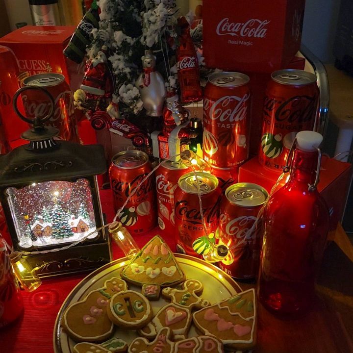 #광고 얼리 크리스마스🎄✨️

다가오는 크리스마스 기념!
무려 코카-콜라가 크리스마스 에디션을 선물로 보내줬어요!! 🎁 

덕분에 하나하나 너무 예쁜 빤짝이는 8종 오너먼트인데 
폴라베어(최애)랑 산타클로스,코카-콜라 컨투어병과 볼 모양으로 
크리스마스트리도 집에서 꾸미고 집분위기가 한층 연말같아서 행복-!
집에서 쿠키도 꾸미고 콜라덕후는 웁니다🫢

요 이쁜 오너먼트들은 코카-콜라 패키지에 있는 QR코드를 찍거나 
네이버에서 검색하면 누구나 응모 가능하니 꽝 나와도 또 참여하세요ㅠㅠ
진짜 소장 가치 있어요 🎅❤️

#코카콜라 #크리스마스 #크리스마스트리 #오너먼트 #코카콜라오너먼트 #코카콜라제로 #크리스마스선물 #CocaCola #Christmas #RealMagic cocacola_korea