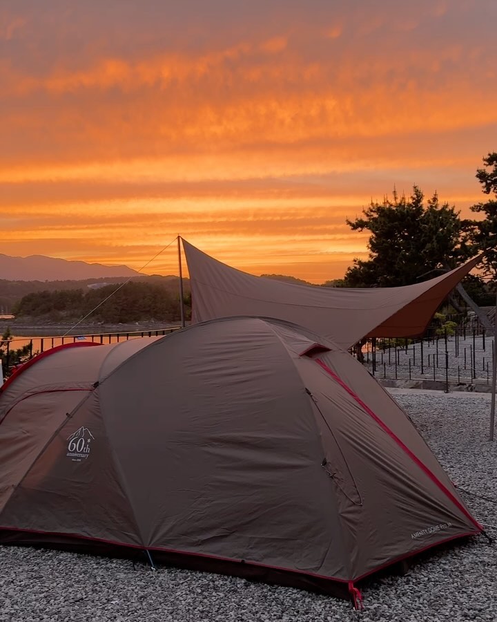 레전드 석양을 볼 수 있었던
사천에 유명한 캠핑장⛺️

캠핑하면서 봤던 석양중에 
단연 최고라고 할 수 있는 하늘색깔..!

시설도 너무 깥끔하고 
뷰도 너무 멋졌던 곳이에요~

그런데.. 그곳에서 흡연은 맛이 좋습니까..?
한명도아니고 제가 본 것만 네명😮‍💨
😡🥵🤬🚭🚬
(마지막 영상 참조)

전날부터 스멀스멀 담배냄새때문에
캠핑하는 내내 찌푸리고 있었네요..
제발 다른캠핑장에선 그러지 마시길..😤