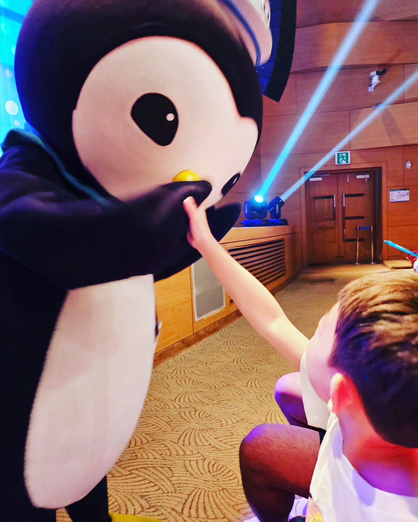 맨 앞줄에 앉겠다고 
거의 두달 전에 예약했던
#옥토넛뮤지컬

첫줄 앉은 보람있게
페이소와 하이파이브👋

사진 찍을 때 순순히 얼굴을 보여주지 않는다..

#바다탐험대옥토넛 #대산호초보호작전 
#용산아트홀 #어린이뮤지컬