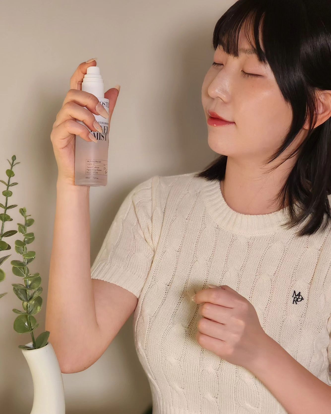 제품제공

아침 붓기 저만 얼굴 퉁퉁 붓는거 아니죠?~~

토너와 미스트 2 in 1 멀티 제품이라 더 유용했는데

100프로 내추럴 이탈리아산 커피카페인을 사용하여 붓기 완화에 도움을 주고 미백기능성 제품으로 안색이 밝아지는데 도움을 준대서 더 완벽💕🌱

특히 단백직 분해효소 타타야 성분으로 자극없는 각질케어도 되고 자극적이지도 않았어요🩵

겨울이 끝나가지만 여전한 속건조,,
요걸로 급속 수분 충전할수 있어서 속당김도 바로 케어 되고 
 병풀의 시카성분으로 스트레스로 지친 피부에 1초컷 생기 에너지 충전과 진정작용까지 도움을 주다보니 진짜 데일리로 맨날 쓰는 중 💦

청담동 탐클리닉과 자사몰www.kbooster.kr 에서 구매 할수 있어욤!✨️💙

#붓기미스트 #생기충전미스트 #보습미스트 #부스팅미스트  #광채미스트 #붓기제거 #케이부스터 #토너미스트 #kbooster #붓기제거미스트 kbooster.kr