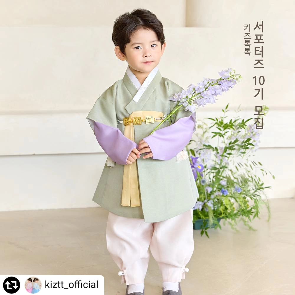 #리그램 - kiztt_official by get_regrammer
_______KIZTT 서포터즈 10기 모집______

24FW 신상한복을 예쁘게 소화해 줄 친구를 찾습니다🌼

💛 이벤트 모집 기간
7.23~7.30 

💛 당첨자 발표
2024.08.02 (금)
인스타 공지

💛 당첨자 인원
여아 5명
남아 3명

💛 참여방법

1. 키즈톡톡 계정을 팔로우하고
해당 게시물에 좋아요을 눌러주세요.
kiztt_official

2. 본 피드 중 맘에드는 사진 리그램.
(필수 해시태그 :  #키즈톡톡 #여아한복 #남아한복 #아동한복 #추석한복)

3. 함께 입고 싶은 가족 또는 친구 소환! 태그해 주세요. 

4. 완료 시 [아이 나이/성별/키/몸무게] 를 댓글로 남겨주세요.

💛 당첨 경품
당첨 된 아이와 어울리는 신상한복
보관박스
한복과 어울리는 소품

💛 당첨 후 활동
-한복과 어울리는 장소에서 예쁘게 촬영해 주세요.
-받으신 후 7일 이내 커뮤니티(인스타, 블로그 등)에 리뷰/홍보글 3회이상 작성해 주세요. (사진, 동영상)
-한달동안 키즈톡톡의 서포터즈로 꾸준한 활동 부탁드리며
추석까지 타사한복 협찬 및 중복이 불가하니 이점 양해해 주세요.

______________________________________

많은 관심과 참여부탁드려요 :)
.
.
#키즈톡톡 #서포터즈 #공구 #한복공구 #여아한복 #남아한복 #남매한복 #자매한복 #형제한복 #추석한복 #돌한복 #아기한복 #아이한복 #이벤트