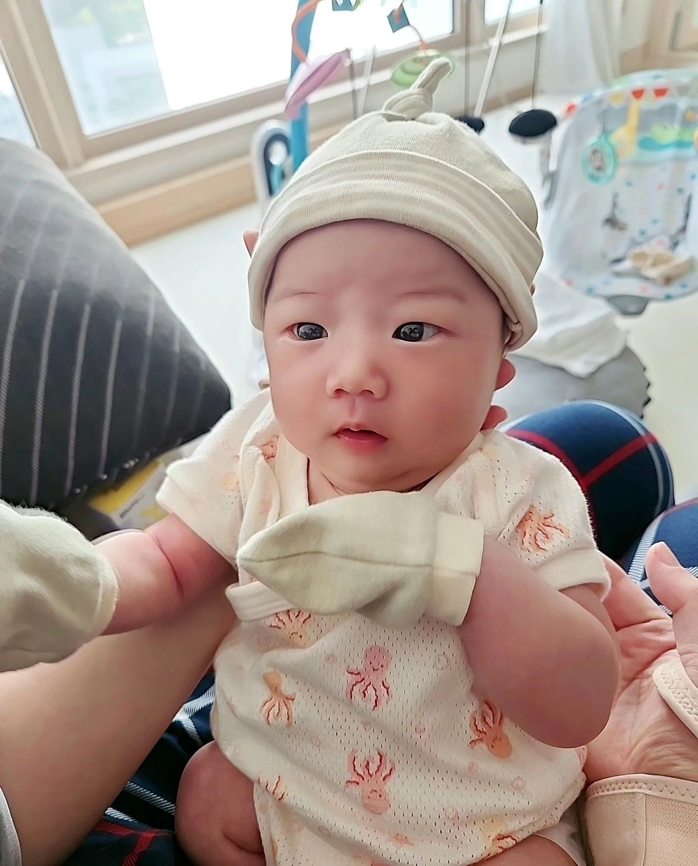 하성아 나중에 크면 너희 엄마가 군대는 보내겠니..?

이렇게 귀여워서..? 🤭😊

육아는 하나부터 열까지 신경써야하는 굴레

초보 아빠

출산휴가 끝
일상복귀.