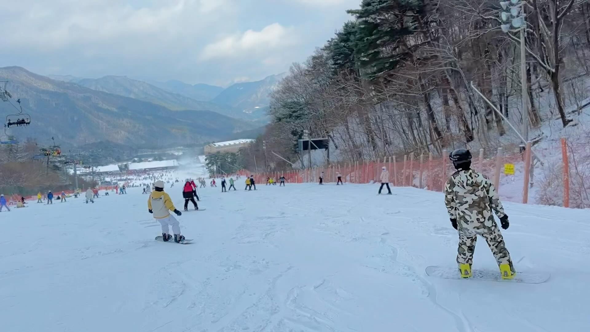 _
몇 년에 한 번씩 가는 스키장이기도 하고 겁도 많아서
낙엽🍂만으로 지내온지 N년,,
드디어 S자 감 쪼오곰 익히고 와따 꺄🏂
나자신 기특하니까 기록해둬야디 ๑•‿•๑ 

#꾸역이_보드 #무주스키장