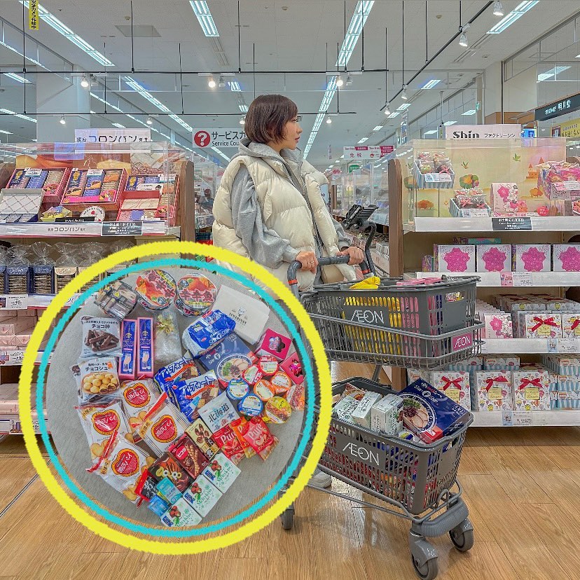 후쿠오카 쇼핑 끝판왕 이온(AEON)
면세, 할인쿠폰까지 15% 할인받는 꿀팁

일본여행만 최소 100번 이상
오사카에 5년 간 살았던 
9년 차 일본여행 에디터 빈토리 
매달 1-2회 일본에 갑니다⭐

일본에선 쇼핑을 그만할 법도 한데,
늘 28인치 캐리어를 가득 채워서 와요
일본은 쇼핑 가성비가 너무 좋아요.
장바구니 물가가 한국보다 저렴한데다,
엔저까지 적용되니 최고 👍🏻

드럭스토어나 돈키호테에서도
쇼핑 많이 하시지만 먹거리는 이온같은 
마트쪽이 훨씬 더 많고 더 저렴해요.
현지인 바이브로 여유있게 쇼핑할 수 있고 
계산, 면세도 금방 끝나요.
요즘 돈키호테는 면세받으려면
최소 30분 대기는 기본 😂

이온과 이온몰이 나란히 있고
영화관 및 레스토랑, 푸드코트 및
유니클로, GU, 프랑프랑 등
각종 인기있는 브랜드숍과 더불어
큰 슈퍼마켓에 드럭스토어까지 다 있어서
의약품, 화장품도 여기서 다 살 수 있고
쇼핑 한 번에 끝내기 좋아요.

후쿠오카 이온은 후쿠오카 공항 근처라 
첫 날이나 마지막 날 가는 걸 추천해요.
텐진, 하카타, 후쿠오카 공항까지
한 번에 가는 버스 정류장이 안에 있어요!

⭐면세 10% + 할인 5% 중복할인
총 15% 할인받는 꿀팁

1️⃣ 이온 5% 할인쿠폰
면세와 중복 할인 가능! 계산할때 
카운터에 보여주면 됩니다.

2️⃣ 이온 인스타 메인에 홈페이지 링크 있고
홈페이지에서 할인쿠폰 받을 수 있어요
(한국어 지원됨) 
aeonkyushu_official 
▲ 할인쿠폰 받으러 가기 

5,500엔 이상 구입시 10% 면세
면세 카운터에서 구입 영수증 및
여권을 제시하면 현금으로 돌려줘요.

⭐ Aeon Fukuoka Store (イオン福岡店)
이온 후쿠오카
▪주소 192-1, Aza-ronoki, Oaza-shoden,
Kasuya-cho, Kasuya-gun, Fukuoka
▪전화 092-939-7700

[운영시간]
AEON (1층 식품) 9:00~22:00
AEON (기타) 9:00~22:00
AEON (약품) 10:00~20:00
전문점 10:00~21:00
레스토랑시티 11:00~22:00
AEON 시네마 9:00~24:00

#후쿠오카쇼핑 #후쿠오카쇼핑리스트 #일본쇼핑리스트 #후쿠오카에서사야할것 #이온 #후쿠오카이온 #이온몰 #후쿠오카이온몰