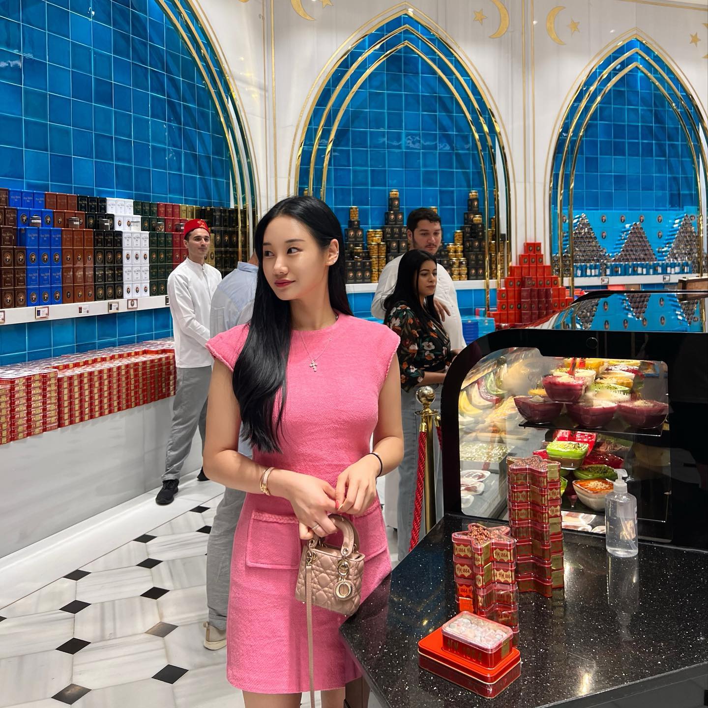 축구장90개합친것보다 크다는
전세계에서 가장 큰 두바이몰🇦🇪
어쩐지..
올때마다 내가 길잃는 이유가..
새로운 길이 나오는 이유가..
몰안에 택시가 있는 이유가..
