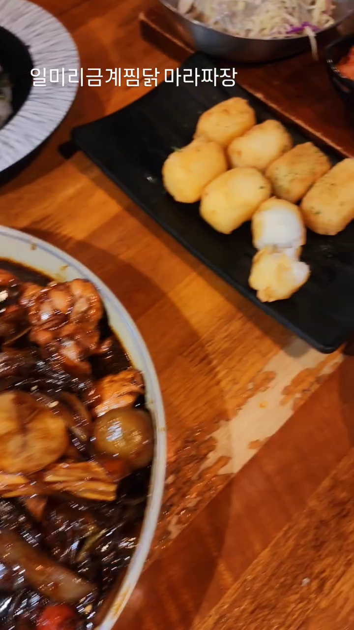#협찬 #일미리금계찜닭 #선릉점

마라짜장이라니 넘 맛있어보였는데 찜닭이 심지어 아주 푸짐해요~!🎁

일미리금계찜닭에서 새로운 마라찜닭이 마라, 신마라, 로제마라, 짜장마라 이렇게 4가지 맛으로 나왔는데요!

마라맛 조절과 맵기 조절이 이중으로 가능해서 누구나 취향에 맞추어 먹을 수 있어요.💗

둘 다 낮은 단계로 했는데 마라 좋아하지 않던 친구도 맛있게 먹었답니다!!

선릉로점 스타벅스 옆에 있고요. 브레이크타임은 2시반~5시반인데 인기도 아주 많아요!!

옹심이만두도 아주 맛있고 감자 토핑도 최고이고 우유튀김도 맛있더라고요~!

찜닭도 야들야들 넘 맛있고요!

배민 할인도 진행되고 있어서 다음엔 마라로제로 먹어보아야겠어요! 
www.goldjjimdak.com 
#금계찜닭 #일미리찜닭 #찜닭 #마라로제찜닭 #로제마라찜닭 #마라찜닭 #로제찜닭 #마라닭찜 #로제닭찜 #찜닭맛집 #닭찜 #닭요리 #먹팔 #맛스타