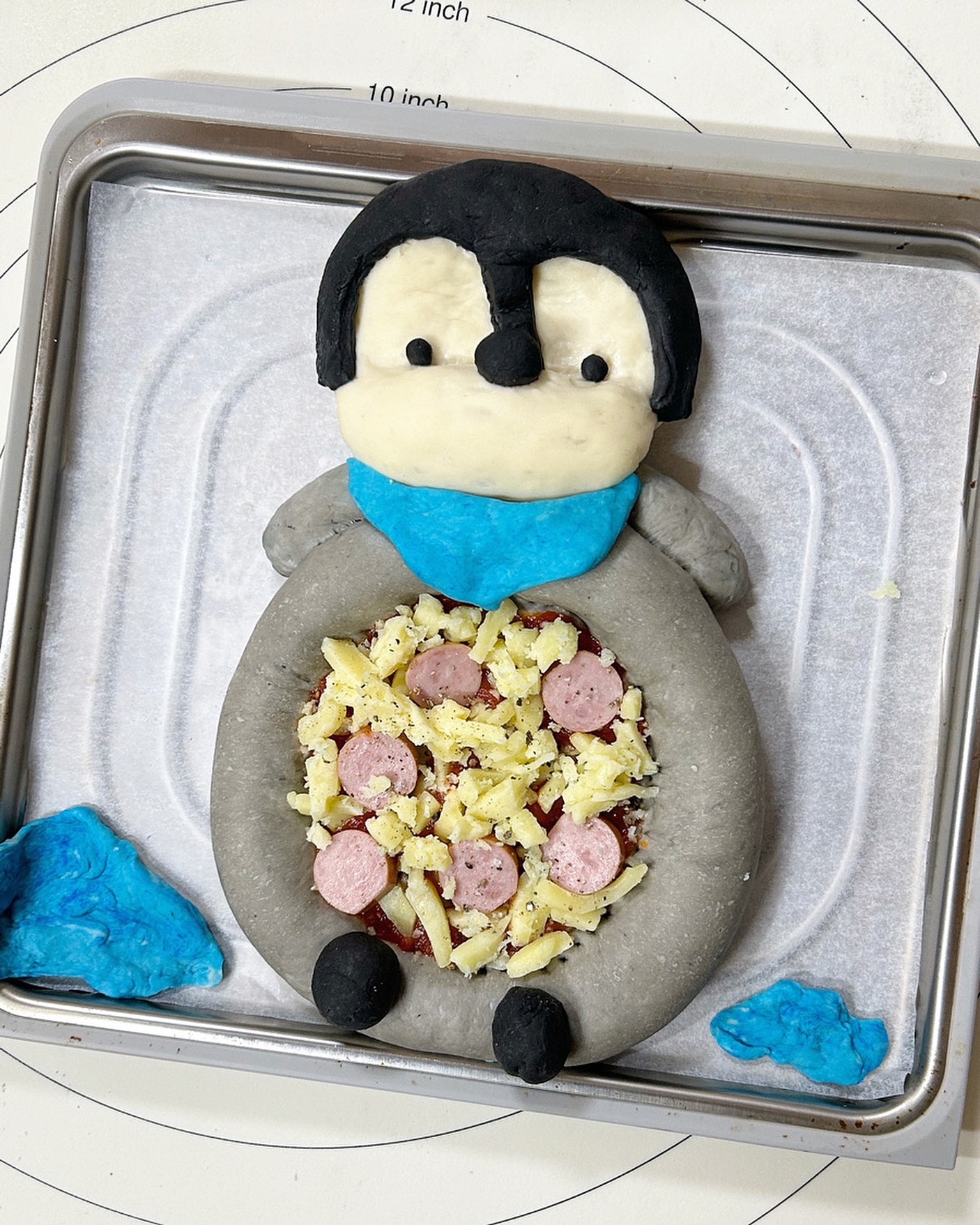 🐧🍕🔛
.
.
나는 분명 너무 더워가꼬 남극펭귄 생각하믄서💬
반죽하기 시작했는데 손반죽 100번 넘게 치대느라
일단 더움. 펭귄 모양 내느라고 또 더움🥵🥵
ㅋㅋㅋㅋㅋㅋㅋㅋㅋㅋㅋㅋㅋㅋㅋㅋㅋㅋ
굽느라 또 또 더웠지만 남극펭귄피자 완성작 보니
기분만은 남극 남극 스럽다고 어서말해죠잉〰️🥶🤍
.
.
( 🐧 : 그리고, 요즘은 펭귄도 태닝하는 시대☀️ )
.
.
펭귄피자 보면서 더위 잠시 날려버리세요🫢
곧 있음 양궁 남자 단체 준결승 함께 응원해요!
.
.
#푸드아트 #홈쿡 #쿡스타그램 #플레이팅
#요리스타그램 #홈쿠킹 #간편요리 #피자빵
#homecook #pizza #foodart #cooking
#푸드스타일링 #간단요리 #피자 #홈베이킹