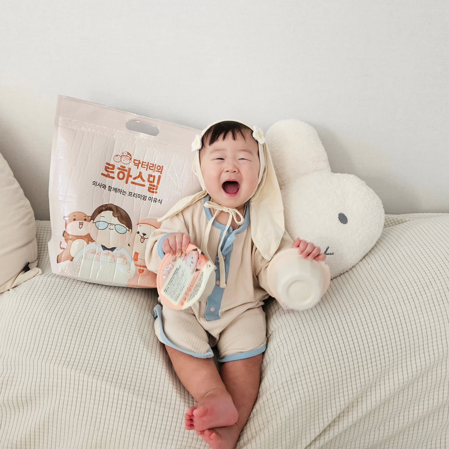 광고
로하스밀 서포터즈 끝 🥹 마지막 12차 리뷰우 😎
맘마요원 로랑이 인증카드 들고 멋지게 찍고 싶었지만
뇌낳은 엄마는 카드를 잃어버렸고...
요즘 돌준비 + 외국에서 온 언니랑 놀기 + 연말모임으로
바쁘다바빠 하느라고 인스타도 잘 못 하고 🥲

그래도 로하스밀 리뷰는 빼먹을 수 없다며
열심히 찍어본 사진 ☺️🩵
이솜이는 찐으로 로하스밀을 사랑하는지
로하스밀 이유식만 보면 달려들어서 통을 쪽쪽빤다😂

약 세달동안 매주 제공받으면서 중기~완료기까지
로하스밀을 먹였는데 ...
일단 다른곳보다 양이 많아서 좋았고 .ᐟ
새벽배송이 돼서 좋았고 .ᐟ
한우가 눈에 보일 정도로 많아서 좋았고 .ᐟ
입자가 다른 곳보다 커서 좋았고 .ᐟ
매번 다른 메뉴로 다양한 야채가 들어있어서 그런지
이솜이도 너무너무 잘 먹어서 가장 좋았던 로하스밀 🤍

중간에 급해서 마트에서 샀던 몇몇 브랜드의 이유식은
완료기인데도 너무 무르거나 입자가 작아서
솜이가 거부했던 적도 있는데 🙄
로하스밀은 주변 친구들도 따라서 살 정도로
입자도 집에서 만든 것처럼 단계별로 적절해서 좋다👍🏻

처음엔 다른 곳보다 가격이 비싼가 싶었는데
용량 대비 오히려 저렴한 편인 거 같고 ?!!!
장점이 더 많아서 안 시킬 이유가 없는 곳 💫
아직도 고민 중이시라면 한번 먹여보세요 명품이유식 🫶🏻

🏷 협찬제공 lohasmeal
#로하스밀 #닥터리의로하스밀 #로하스밀서포터즈
#맘마요원로랑이 #로랑이 #로랑이11기 #시판이유식
#후기이유식 #완료기이유식 #유아식 #자기주도이유식