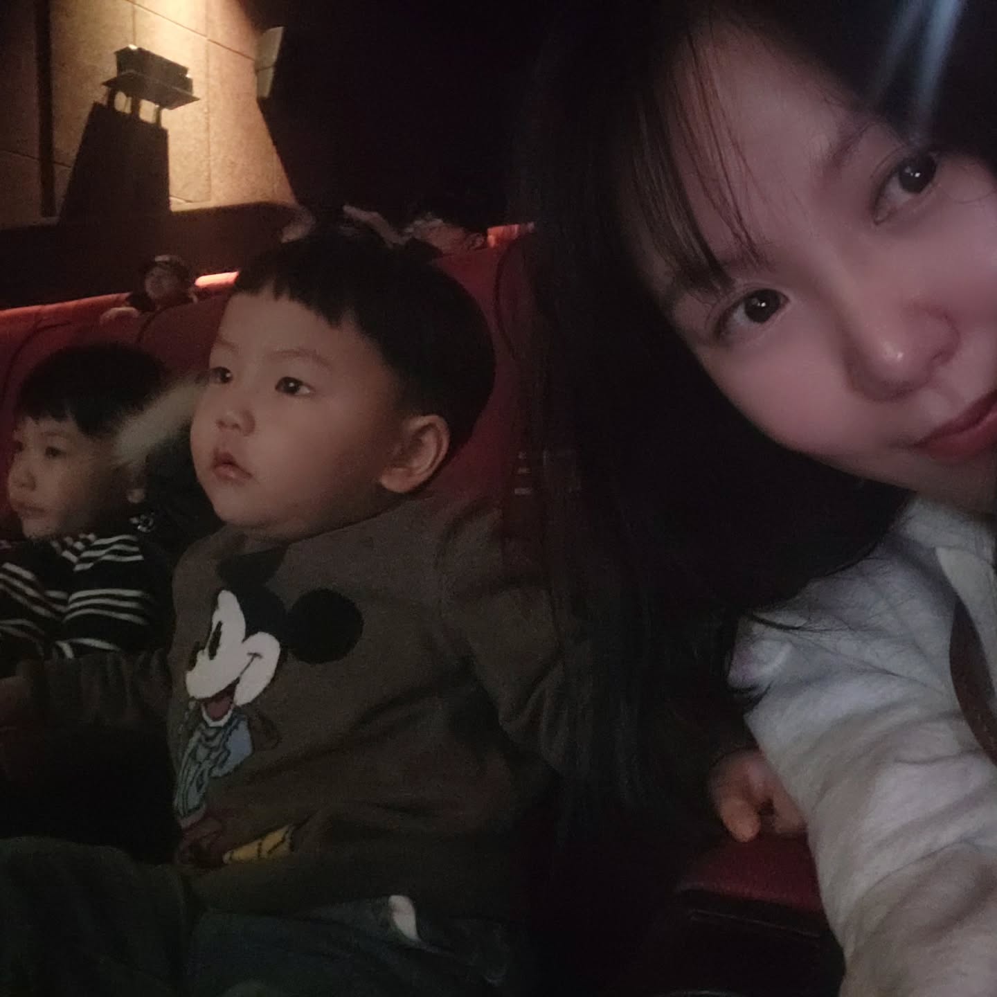 49개월 재준이의 두번째 영화관람 30개월 재윤이의 첫번째 영화관람 기록. 잘보고 말것도 없이 낮잠 안자고 나갔더니 실컷 놀다 영화 시작하자마자 잤어요 🤣 어린이집 하루 안보내고 금토일 놀았는데 왜이렇게 힘들어 내일 등원만 손꼽아 기다려요... 🙋‍♀️
#라이온킹