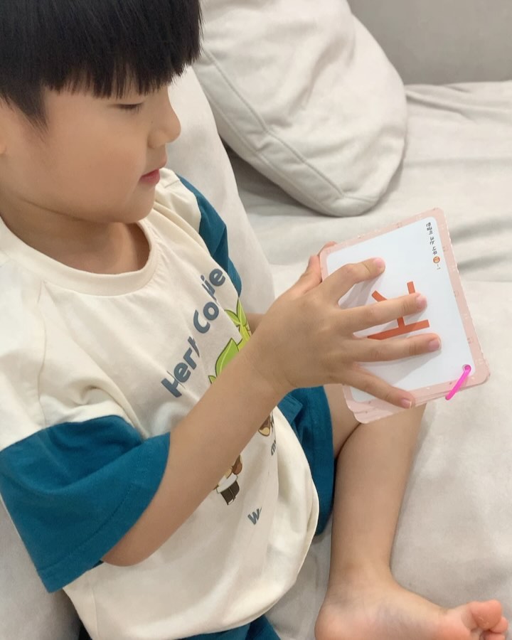 .
6개월동안 #구몬앰버서더 활동을 하면서 우리 채윤이, 동원이가 학습하는 모습들로 구몬을 소개하고~알리고 홍보 하면서 
구몬에 더 애정을 갖게 된 것 같다❣️ 

채윤이는 6년째 구몬을 하고 있고, 동원이는 누나가 하는 모습을 보고 자기도 하고 싶다고 해서 시작하게 되었는데.. 
둘다 하루에 몇장씩, 자기주도적으로 습관이 잡혀 학습을 잘하고 있는거 보면 너무 뿌듯하다😀
앞으로도 우리 쭈~욱 구몬으로 화이팅 해보자~!!

#구몬 #구몬학습 #구몬앰버서더