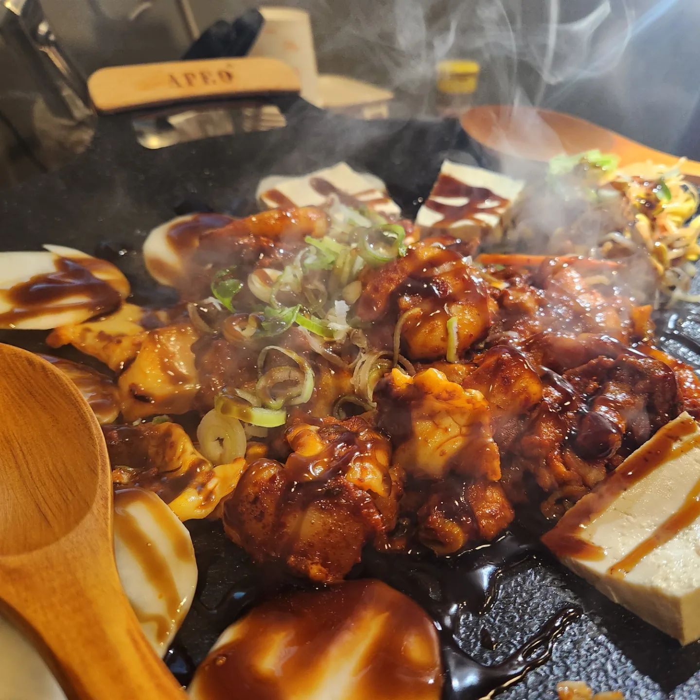 #범어맛집#대구맛집투어
♡돼지고기 새우 닭고기♡
실패없는조합이쥬 일단 비주얼부터 그리들팬에 
화려하게 담겨져서 나와서 넘 먹음직스러웠어요
술안주로도 좋을거같고 그렇게 맵지 않아서
 저를 비롯한  맵찔이 분들도 드실수 있을 것 같아요

#짜새닭수성본점
•대구 수성구 동대구로59길 14-14 짜새닭

•영업시간은
오후6시부터 새벽2시까지

•예약문의는
본점 : 053-744-7762​

•네이버예약가능