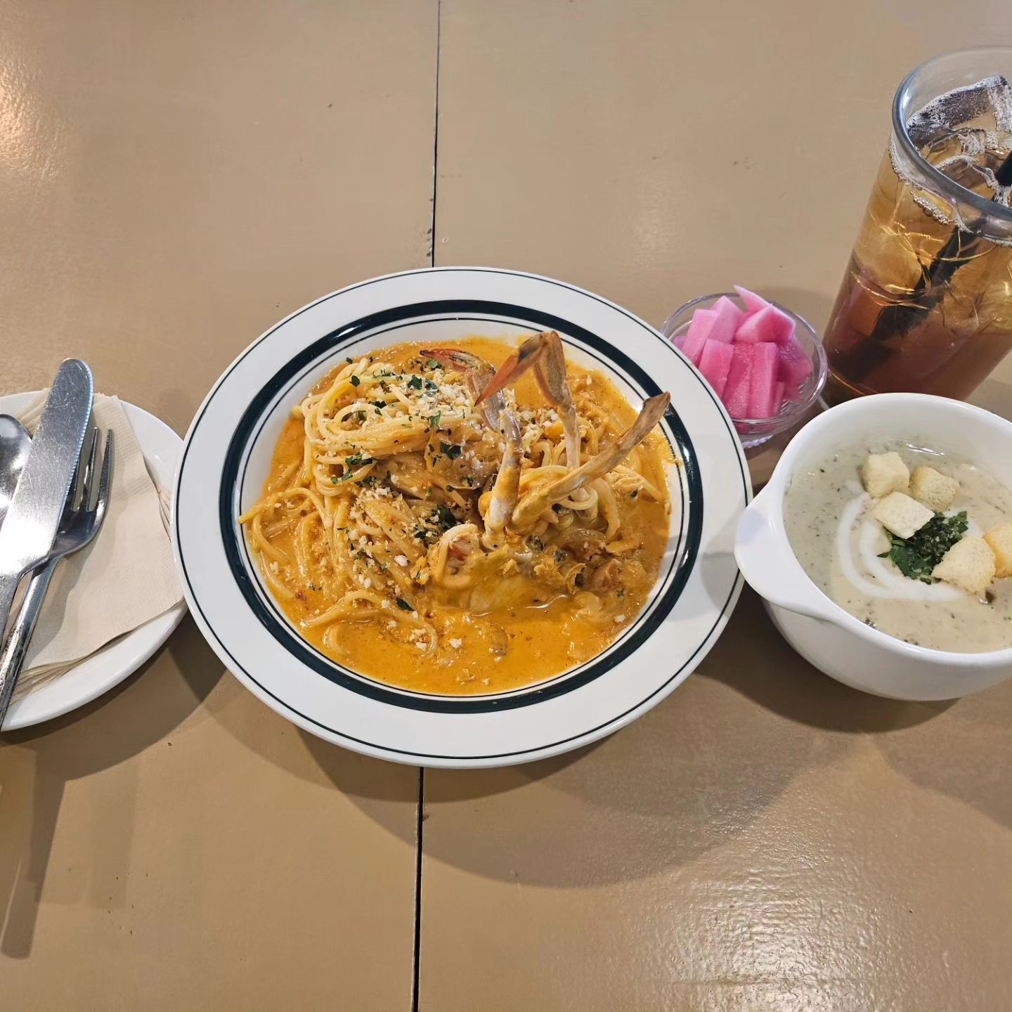 신월동브런치, 목동브런치로 유명한 카페올리에 다녀왔어요!

 

대전에 헤어쇼 가기 전 잠시 들렀는데요

 

깔끔한 외관과 인스타감성의 카페 인테리어가 돋보이는 카페였습니다!

 

저는 메뉴가 다양한 점이 좋았는데요 브런치 / 샐러드 / 파스타 종류 뿐만아니라 제가좋아하는 양송이스프도 있더라구요

 

저는 장염이걸린  상태였어서 <양송이스프>와 *베스트*로 표시되어있던 <게살로제파스타>를 주문했습니다

 

음료는 커피를 못마시는 관계로 <아이스티>를 한잔 마셨어요

 

제가 제일좋았던건 스프를 판매하는점! 그리고 제가좋아하는 꾸덕한 양송이스프라서 너무 좋았습니다!

 

한입 딱 먹는순간 속이데워지며 속이 안정되는느낌 ㅎㅎ 

 

다이어터들에게는 스프나 죽이 최고인거같아요 속도 편하고 칼로리도 낮고!!

 

금방나온 게살로제파스타는 살짝 매콤한 맛의 파스타였어요

 

파스타를 별로 안좋아하는 저도 맛있게 냠냠 먹을정도!

 

게가 한마리가 통채로 들어가길래 놀랐습니다 보통 넣어주셔도 반마리만 잘라서 넣어주시던데!

게살로제파스타는 게살이 부드럽고 로제와 파스타의 조화가 좋았어요

제가 파스타를 안좋아하는 이유는 파스타를 적당히 익혀주시는데가 잘없더라구요 카페올리는 적당히익혀지면서 로제소스와 잘어우러져서 그점이 좋았습니다!

 

브런치 메뉴도 있어서 아점으로 브런치 먹으러 오기 너무 좋은 카페인거같아요 제가 열한시쯤 갔는데 이미 브런치를 즐기고있는 팀들이계시더라구요

 

음식이맛있어서 찾아보니 전문쉐프 3인이나 상주한다고 하시네요 ! 카페인데도 브런치 먹기좋았어요 음료한잔과함께하니 천국 !! 저는 근처에 일이있어서 근처에서 숙박했어서 버스타고 간단히 이동했는데 위치는

 *서울 양천구 신월동 519-17 1층*

 카페올리입니다! 다들 방문하셔서 맛있는 브런치 즐겨보세용 😘

hotstar_gram 

cafe.ollie