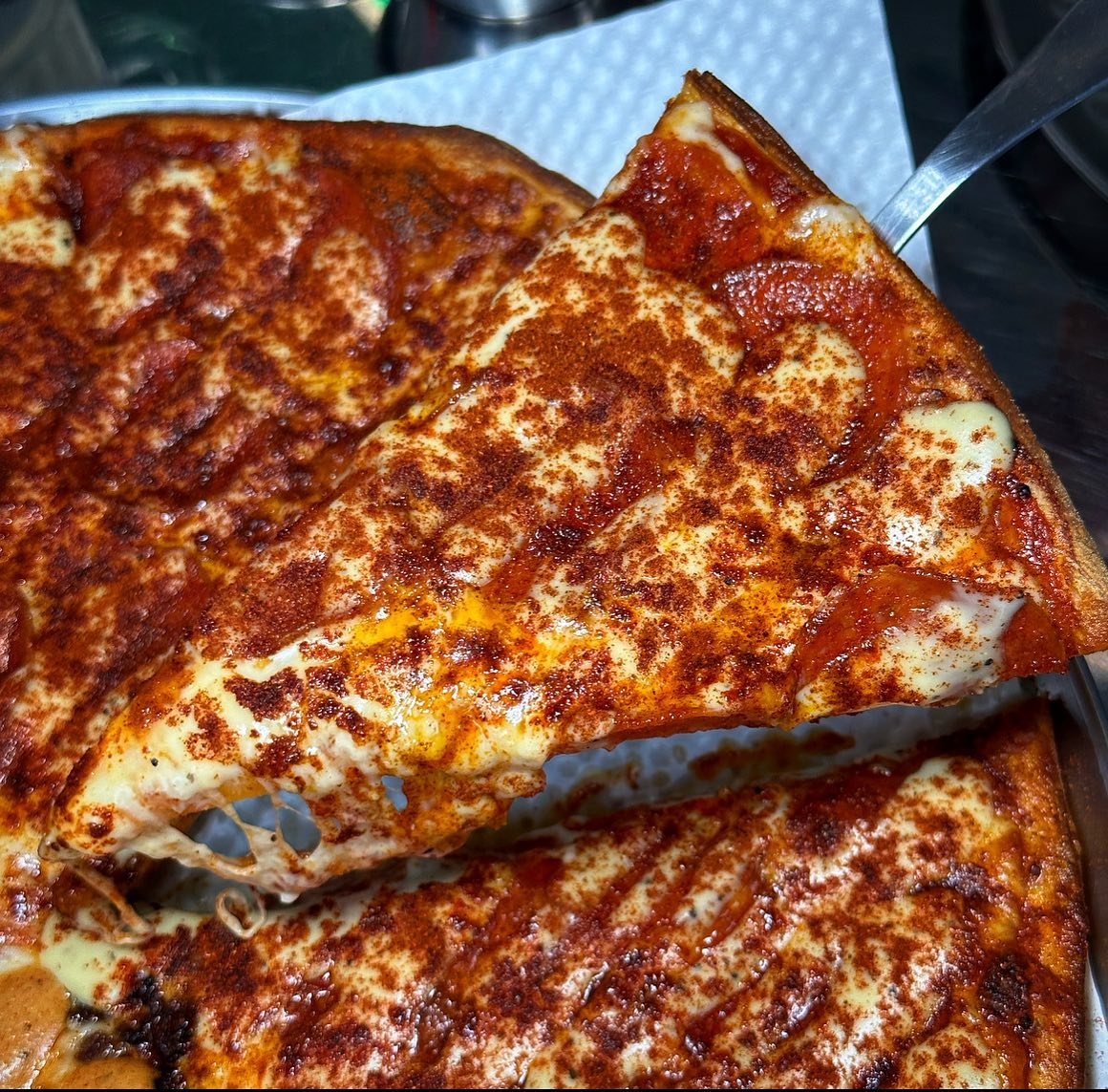 합정에서 힙한 찐피자집 찾는다면 여기🙏

치즈랑 소스들이 감칠맛이 쩌는듯..비법재료궁금함ㅋㅋ도우 너무 얇지도 않고 두껍지도 않으면서 식감굿이고 홍대에서 피자집 여기저기 다녔는데 간만에 정착하고 싶은곳 발견쓰❗❗

대표메뉴라고 추천해주는 <에이셉><코리안플레이버>반반이 조합도 좋아서 그대로 먹어도 될듯!!!!

매장분위기도 힙하구 음악좋고 친절하신데 가격도 착해서 친구들 데려가기 딱임😎

📖 에이셉피자 홍대점 asap_pizza_official 
📖 서울 마포구 어울마당로 49 2F
📖 에이셉피자(페퍼로니),코리안플레이버 반반 25,900원

#서울맛집#마포구맛집#홍대맛집#합정역맛집#상수역맛집#합정맛집추천#피자맛집#피자맛집추천#불고기피자#페퍼로니피자#맛스타그램🍴#먹팔소통