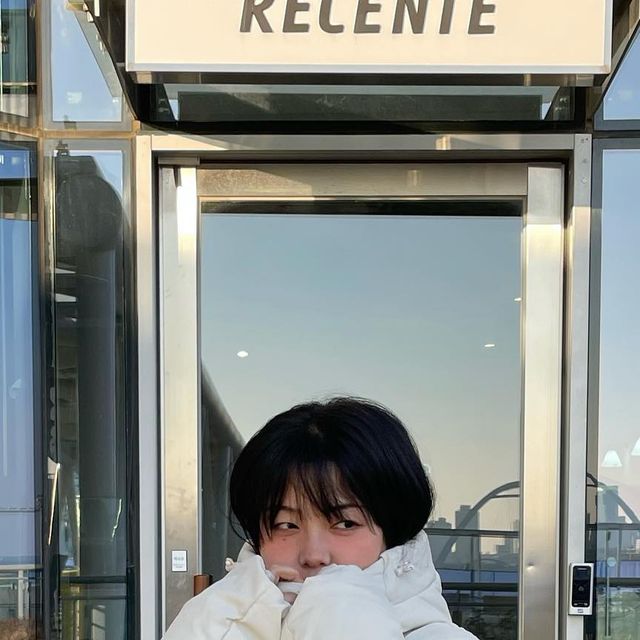 혜림포터 l 데일리룩 on Instagram: "#광고 @1rony9orno_official 요건 패딩이 나를 입은거지? 넘포근🤍 올 겨울엔 #아이러니포르노 패딩만 있으면 따뜻하게 보낼수있을듯!! 눈올때 입으면 눈사람같구
