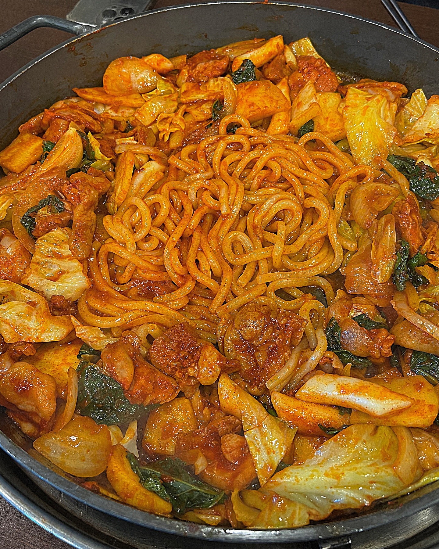 쫄깃한 닭고기와 아삭한 채소에 완벽히 어우러진 닭갈비🤤

닭갈비는 진짜 매콤하면서도 달달한 맛의 조화가 끝내주는 음식이죠 ?!

먼저, 고추장과 고춧가루가 팍팍 들어가서 매운맛이 딱 와닿는데,
바로 설탕과 간장이 따라와서 단짠단짠의 황금 비율을 만들어줘요.
이 조합 덕분에 매운맛이 입안을 확 사로잡지만,

그 뒤에 살얼음 동치미 국물 한모금이면 
동치미 국물의 새콤달콤함이 슬며시 다가와서 매운 맛을 부드럽게 감싸줘요.

그리고 닭갈비의 양념은 고기랑 채소에 촉촉히 스며들어서 맛이 정말 깊어요. 

양파, 양배추, 당근 같은 다양한 채소들이 같이 볶아지면서
고소하면서도 신선한 맛을 더해주죠.

아삭한 채소와 쫄깃한 닭고기의 식감이 만나서 씹는 재미가 대박이에요.
떡이나 고구마를 추가하면 식감과 맛이 더욱 다채로워져요.

이렇게 닭갈비는 다양한 재료들이 어우러져 깊고 풍부한 맛을 내는 요리예요. 매콤함과 달콤함이 공존하는 맛의 향연 속에서,
여러분도 닭갈비의 매력에 푹 빠져보세요 !

➖➖➖➖➖➖➖➖➖➖➖➖➖➖➖➖➖➖➖➖

📝주문메뉴
전통 닭갈비 1인분(300g) 14,000원

🔎전통춘천닭갈비
📍위치 : 경기 용인시 기흥구 관곡로 64 1층
⏰영업시간 : 월~일 11:00~22:00 (브레이크 타임 15:00~17:00)
ㄴ⭐️ 매주 화요일 휴무 ⭐️

➖➖➖➖➖➖➖➖➖➖➖➖➖➖➖➖➖➖➖➖

#용인맛집 #수원맛집 #용인맛집추천 #기흥맛집 #구갈맛집 #용인닭갈비 #기흥닭갈비 #구갈닭갈비 #구갈동맛집 #닭갈비맛집 #협찬환영 #협찬문의 #협찬디엠 #협찬dm #먹스타 #맛스타 #먹팔 #먹팔맞팔 #선팔 #좋아요 #일상피드 #일상 #맞팔해요 #맛집추천 #푸드스타그램