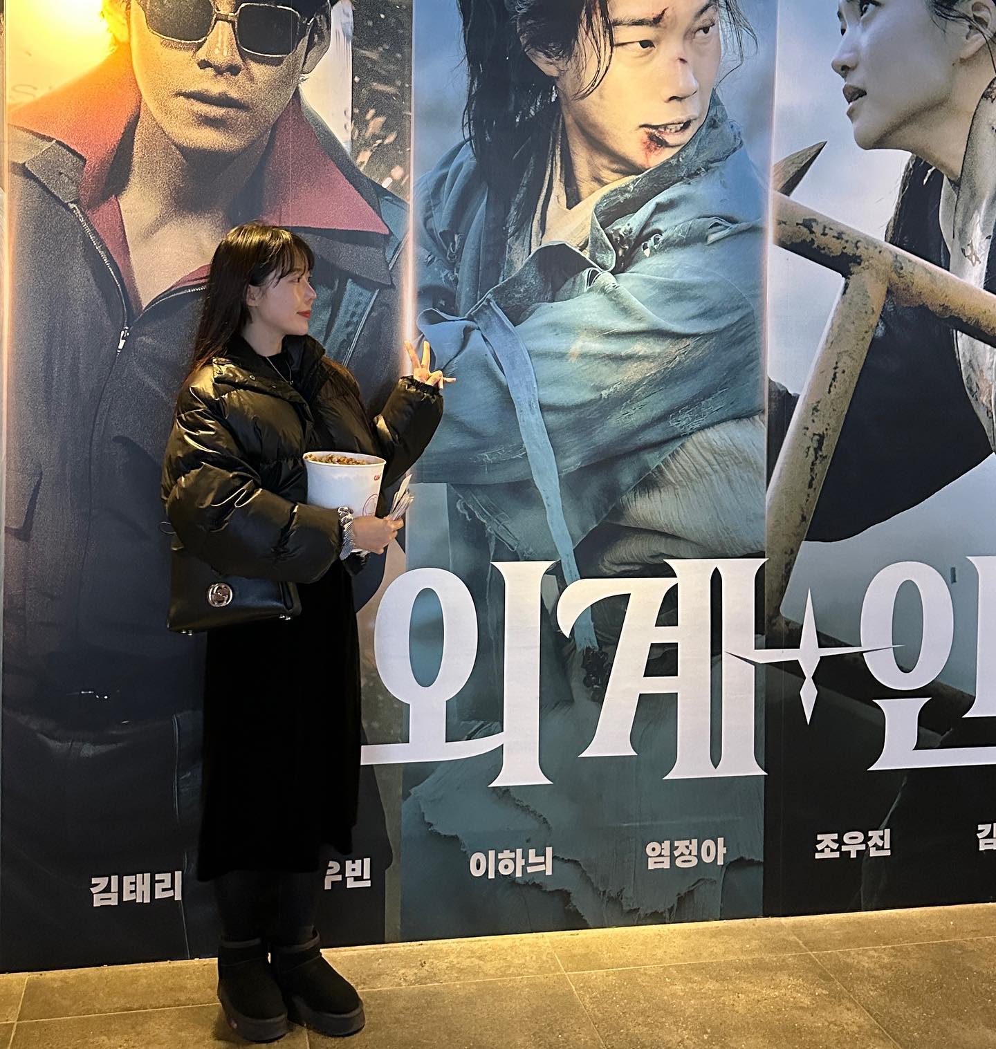 #협찬
1부에서 빌드업하고 2부에서 터진다던데 진짜 너무 재밌게 보고 왔어요!!! 1부 떡밥 다 회수하고 진한 여운까지 남긴 외계인 2부 🥺 안보면 후회각….
한국에 이런 세계관의 영화가 나올줄 누가 상상이나 했겠냐구용 😝
얼른 외계인 3부 나왔으면 좋겠어용🥹

류준열-김태리-김우빈 티키타카 합이 미쳤어요!!! 
진짜 여기 케미 맛집입니당ㅋㅋㅋㅋ
최애 배우들 총출동해서 가슴 웅장해지는 걸 느낄 수 있어여!!! 류준열 익살스러운 연기는 찰떡이고… 
김태리 진짜 최애… 너무 귀여워 신선들 나올 때 마다 저항없이 웃음 터져요 ㅋㅋㅋㅋ 
저는 아이맥스로 한번 더 볼 거예요 ♥️
외계인은 꼭 영화관에서 관람하세용

 #영화추천 #외계인_2부 #영화외계인 #1월10일극장개봉 #최동훈감독 #류준열 #김태리 #김우빈 #이하늬 #염정아 #조우진 #김의성 #진선규