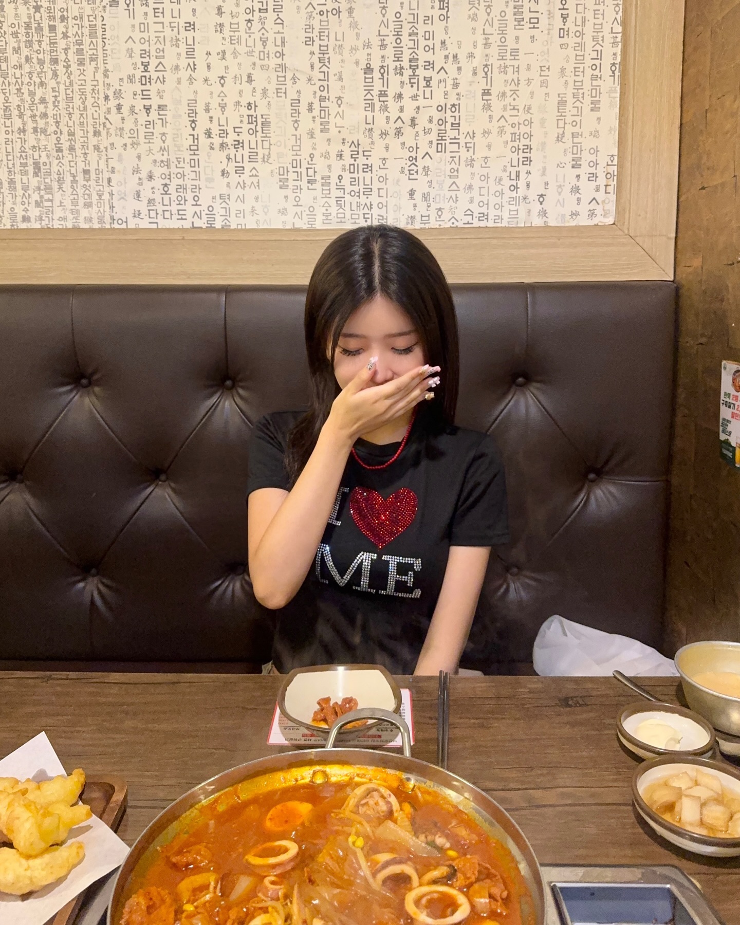 #협찬 서면에서 16년 째 영업 중인 현지인 맛집,구워삶기에 다녀왔습니당!로컬맛집인 만큼 저녁시간대가 되니 손님들로 북적거리더라구요!
구워삶기는 부산 서면 중심가에 위치하며,서면역이랑도 가까이 위치해있어 현지인분들은 물론 여행객분들께도 추천드리는 맛집이랍니다👍🏻
저는 93매콤불고기를 시켰는데 불고기,오징어,홍합,떡,수제비,콩나물 등 재료를 아끼지 않으시고 푸짐하게 들어가 있어서 정말 맛있고 배부르게 식사를 하고 왔어요!93매콤불고기와 찰떡궁합인 슬러시 쿨피스도 넘 맛있었답니당🥺
그뿐만 아니라 유튜버 곽튜브님이 방문한 맛집이라는 사실!현지인분들도,관광객분들에게도 정말 추천드리는 맛집이랍니다🩷🩷

📍 부산 부산진구 부전동 168-3851층 구워삶기
•
•
•
#서면 #서면맛집 #서면현지인맛집 #로컬맛집 #서면데이트장소 #구워삶기 #서면핫플 #서면데이트 #부산 #부산맛집 #부산여행 #부산데이트 #부산데이트코스 #부산모델 #맞좋