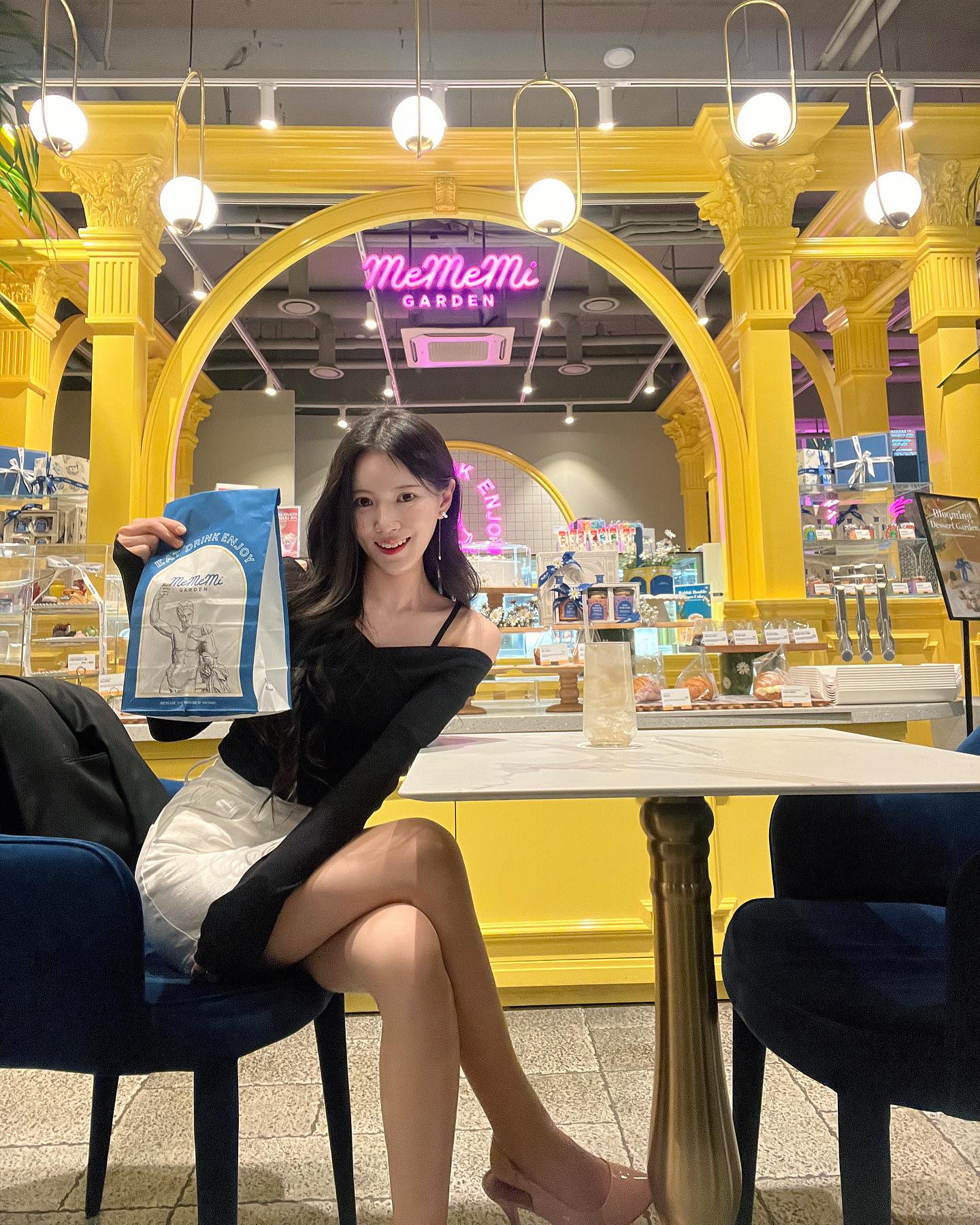 미미미가든(mememi.official), 봄 이벤트에 당첨되어 고오급진 텀블러와 카라멜솔티드라떼를 선물 받았어요오🌼🌱

눈 호강, 입 호강이 보장되어 있는 미미미가든…🍰
곧 다가오는 남편 생일 케이크는 ‘데이지 케이크’로 결정했습니당!

미미미 덕분에 너무 행복한 Spring night🌼💛을 보내고 왔네요… 감사합니다!🫶🏻

#미미미가든 #mememi #mememigarden #청담카페 #이벤트당첨