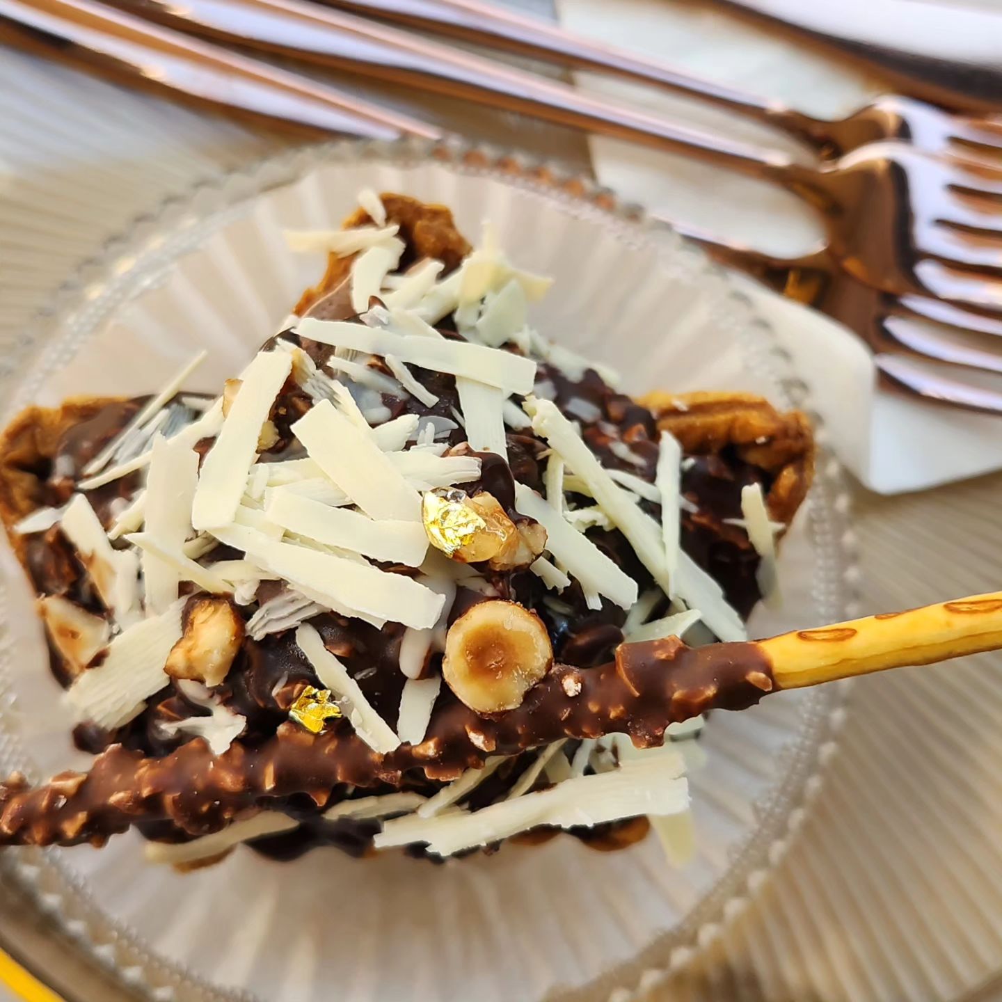 _
망원동, 망원시장때문에 꾸준히 핫한 이곳
홍대, 연남동과도 가깝고 
예쁜카페도 맛집도 많아 가끔 가게 되는곳💛
예쁘고 맛있는 슈크렌느❣️
왕관모양 #왕관파이 위에
맛있는 토핑가득
오후에 갔더니 쇼케이스가 많이 비어 아쉬웠지만
"초코에헤이즐넛 왕관파이"도 꿀맛
맛있는 파이에 달달구리 초코와 헤이즐넛 가득!!
진짜 통 헤이즐넛 가득가득이라
예상외로 7살딸램보다 엄마 만족도가 더 컸던 파이 ㅋㅋ
실내 좌석도 깔끔하고 예쁜데 야외자리도 아기자기 예뻤어서 날좋고 따뜻한 계절에 더 좋을것 같은 곳✨️
프랜차이즈카페에서 느낄 수 없는
예쁜 찻잔과 서비스는 덤인가요😆💛
.
.
.
.
.
.
.
.
#망리단길
#망리단길카페 #망원동카페 #망원예쁜카페 
#슈크렌느 #카페투어 
_
_
이글은 리뷰노트를 통하여 본 업체에서 제품 또는 서비스를 제공받아 작성된 글 입니다.