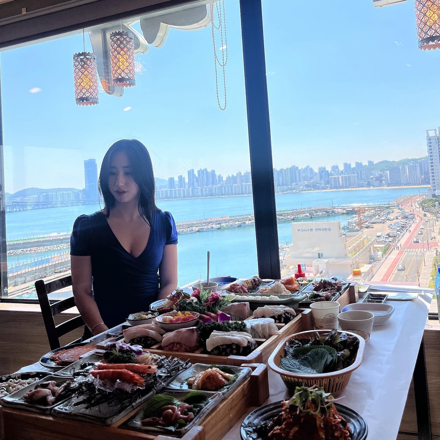 (협찬)🌊광안리 산해횟집

광안대교 다보이는 8층뷰 너무 예쁘죠⁉️
📺생방송투데이,생방송오늘저녁에도 나온곳인데 연휴 첫 스타트로 어제 점심 식사했어요^^

스페셜인 산코스도 있고 해(A)코스도 있는데
전 1인 6만원인 모듬회 코스로 먹었어요
🎏참치도 나오고 회들 모두 맛있었고 
음식도 많이 나와서 배불렀어요
매운탕에 🍚밥까지 포함인데 매운탕도 정말 맛있었어요 
🐠회 2회 리필도 가능한데 배가 너무 불러서 안먹었어요
잘드시는분들은 꼭 말씀하셔서 2번까지 드세요! 

리필을 안하는
B나 C코스도 있어요
금액은 1인 5만원 4만원으로 조금 더 저렴합니다

🦞랍스터코스나 🦀대게 코스는 회가 무한리필이에요

점심특선도 있어요

광안리는 🌉대교때문에 🌝밤에도 이쁠것같아요

제가 갔을때는 어르신들도 있고 학생들끼리도 왔던데
어른들 모시고 가기에도 좋을듯 했어요

직원분도 재밌고 친절했어요

✅네이버 알림받기시 음료수증정쿠폰

🅿️주차가능

📆매달2.4번째 화요일 정기휴무

☎️051-757-9798

⏰오전11시30분-오후10시30분

📍수영구 광안해변로344번길17-20 풍경타워8층

#수영구 #광안리 #광안리해수욕장 #산해횟집 #수영구맛집 #광안리맛집 #수영맛집 #부산맛집 #부산술집 #광안리술집 #광안리해수욕장맛집 #광안리핫플 #광안리맛집추천 #부산회식장소 #부산회식 #부산횟집 #부산횟집추천 #광안리횟집 #부산가족외식 #민락동 #민락동맛집 #민락동술집 #광안리여행 #부산여행 #광안리가볼만한곳 #수영술집 #수영핫플 #부산가볼만한곳 #부산핫플 #부산핫플레이스