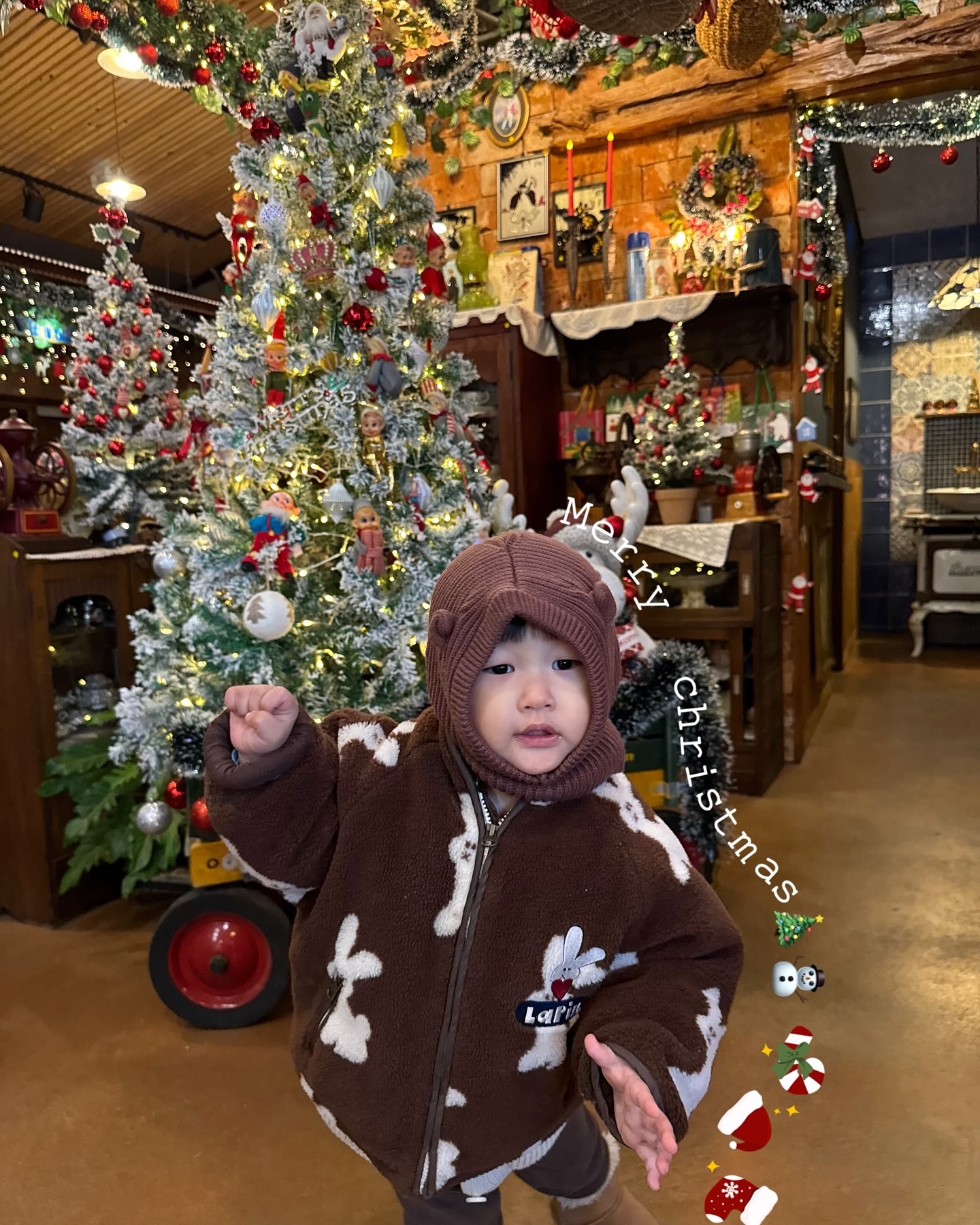 👶🏻:엄마 이제 진쨔 클스마스 끝 맞쥐!? 
👩🏻:아니 엄마는 사계절 내내 클스마스야🎄🩷
행복했댜...✨