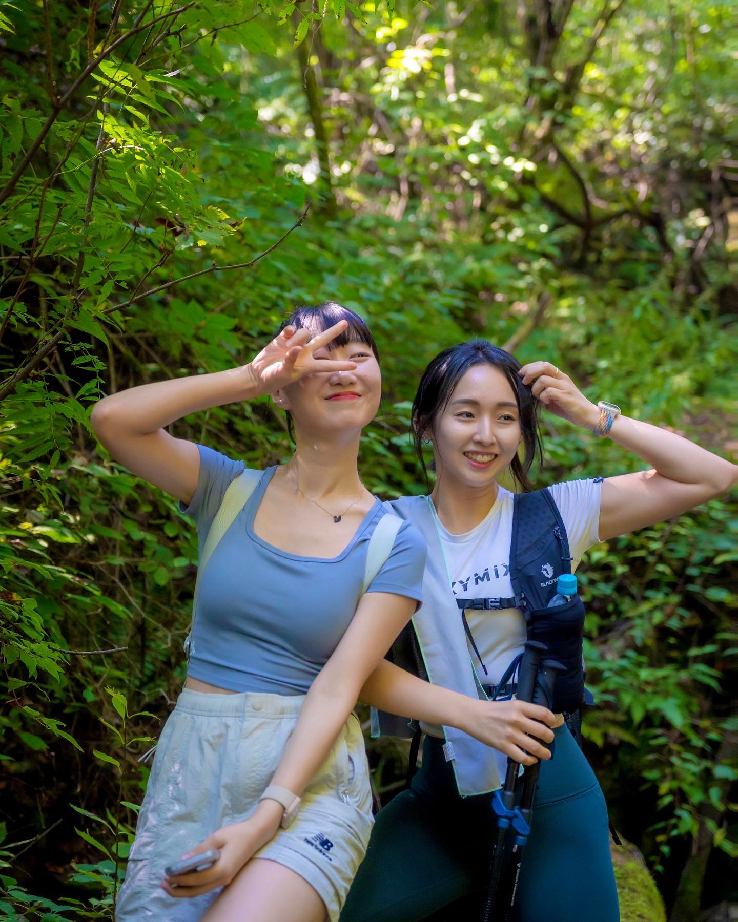 요정들이 살고 있다는 가리왕산💚⛰️🧚🏻
요정들 사는 것 치곤 너무 힘들었다ㅎㅎㅎ 올해 등산 중 가장 빡셌음😰🙀
이로써 블랙야크 💯대명산 20좌 등극! (정말 뽀짝하군)

개인적으로 지리산 최단코스보다 더욱 힘들었음.. 실 등반고도 1000m가 넘고, 길이 정돈되어 있지 않아서 계곡도 뛰어넘고(?) 풀숲도 헤쳐가며 아마존 익스프레스 마냥 뛰어다녔다 ㏊㏊㏊！ 

메뉴도 오삼불고기 존맛탱. 볶음밥까지 박박 긁어먹음🍚

이 빡센 산행에 싱그럽고 뽀짝한 사진 선물해주신 작가님들 몹시 존경하고 감사합니다람쥐🐿️💚
.
.
.
photo by
hiking_mireu 
smallframe_woojong 

#가리왕산 #산봉우리 #hiking #mountains #등산 #등린이 #블랙야크100대명산 #산스타그램 #등산스타그램