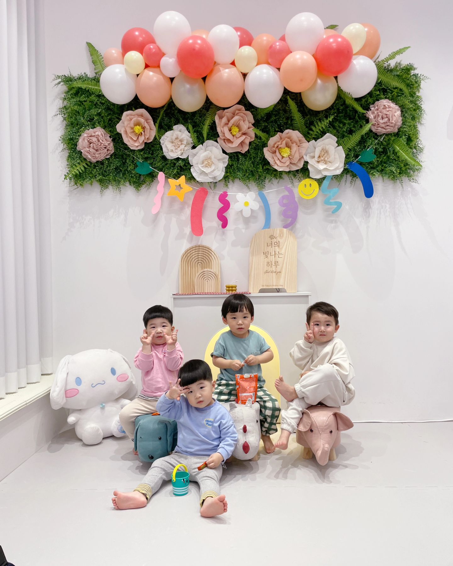 . 24년 4월 19일 
.
우리끼리 스포츠마을 파주운정👍 
하람이 형아랑 이안이 시안이 동생들이랑 신나게 놀았던 날! 
재능기부(?)하고 이모찬스 쓰는 유건이는 복덩이! 
조만간 또 뭉치자 친구들아❤️
.
#루루4살기록 #우정스타그램 #아들육아 #공동육아